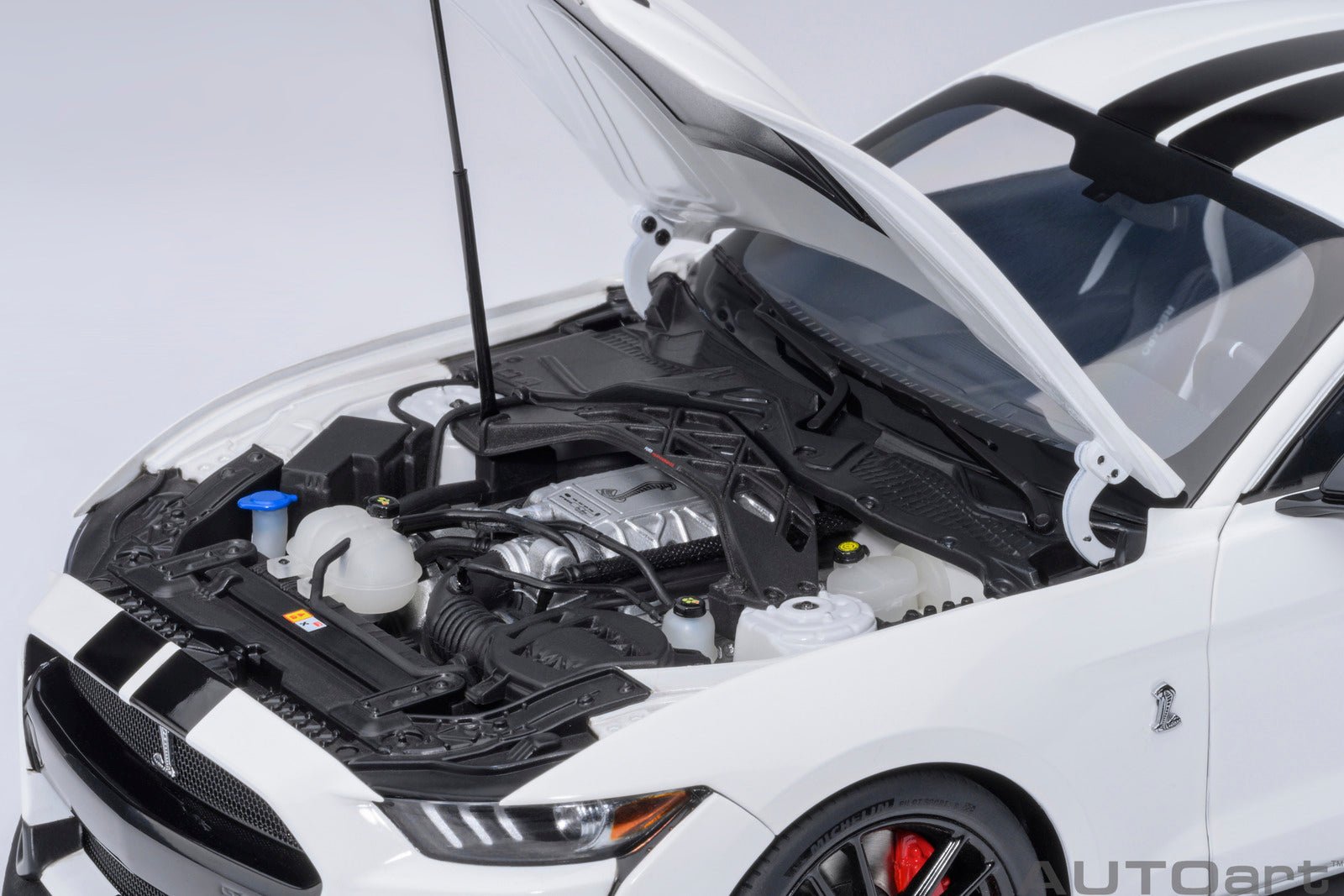 AutoArt Ford Mustang Shelby GT500 (Oxford White) 1:18 Modell
