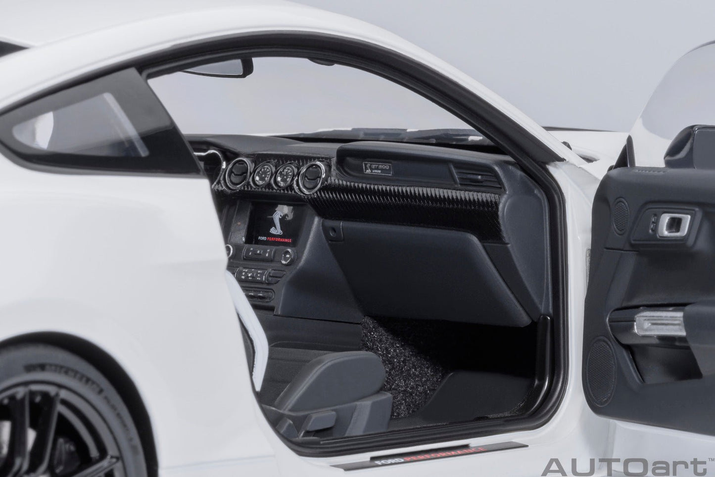 AutoArt Ford Mustang Shelby GT500 (Oxford White) 1:18 Modell