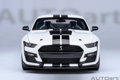 AutoArt Ford Mustang Shelby GT500 (Oxford White) 1:18 Modell