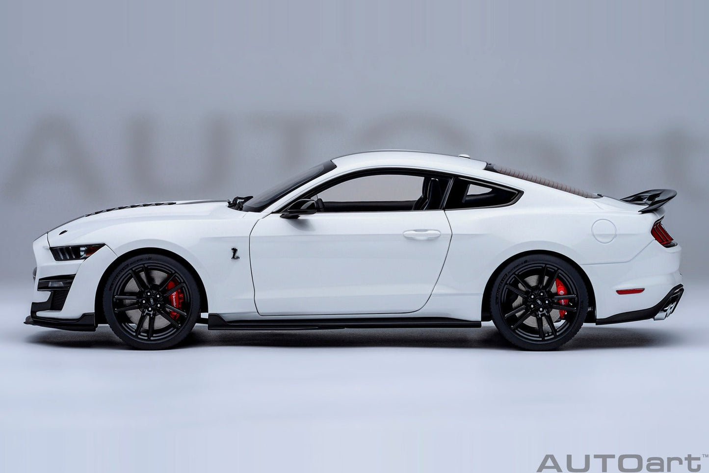 AutoArt Ford Mustang Shelby GT500 (Oxford White) 1:18 Modell