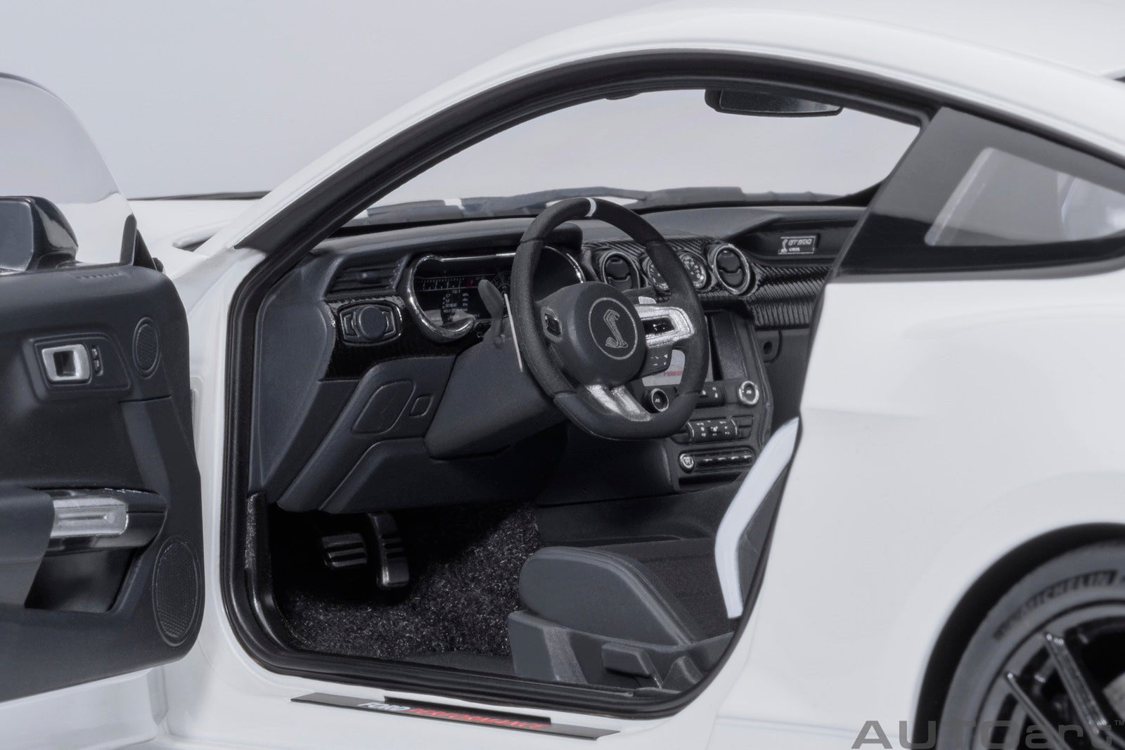 AutoArt Ford Mustang Shelby GT500 (Oxford White) 1:18 Modell