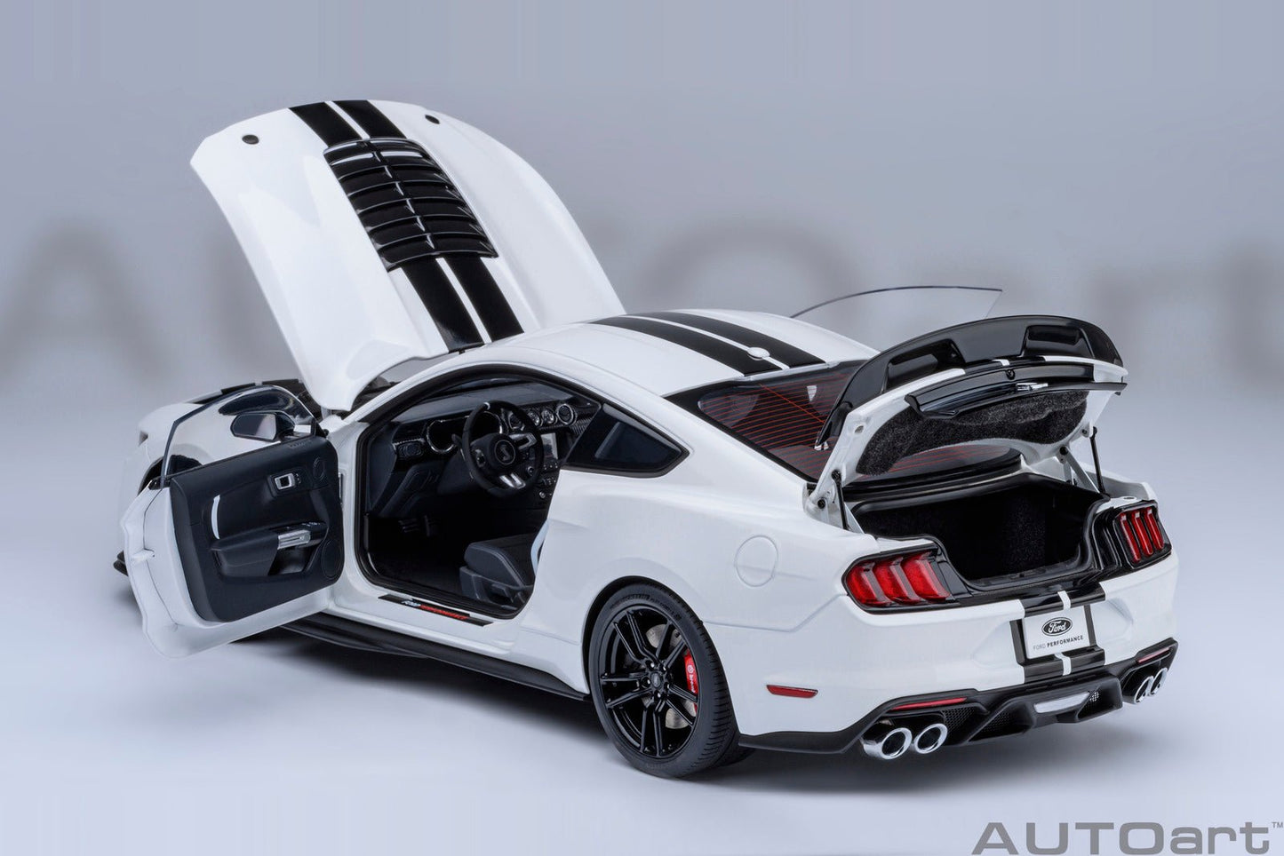 AutoArt Ford Mustang Shelby GT500 (Oxford White) 1:18 Modell