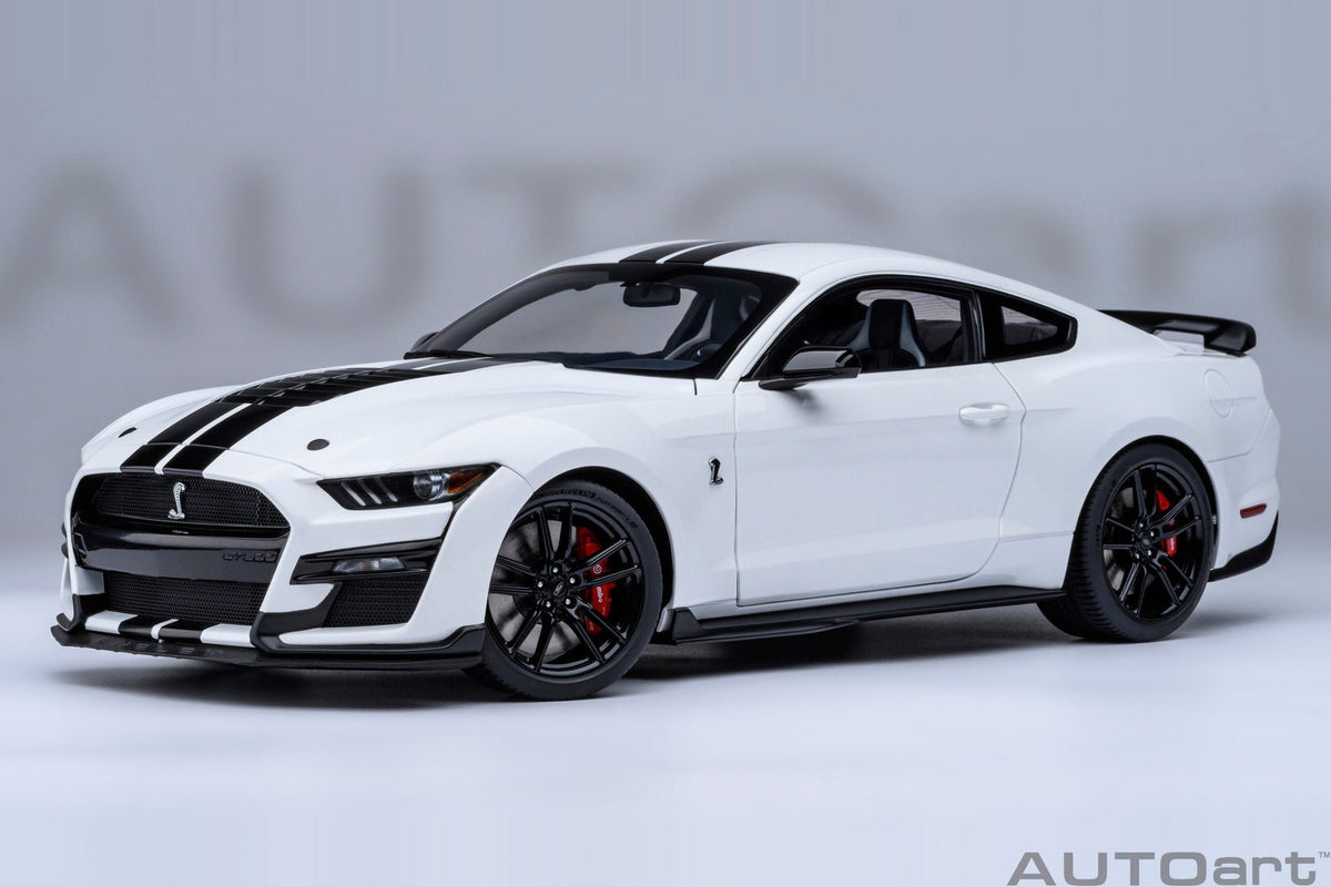 AutoArt Ford Mustang Shelby GT500 (Oxford White) 1:18 model
