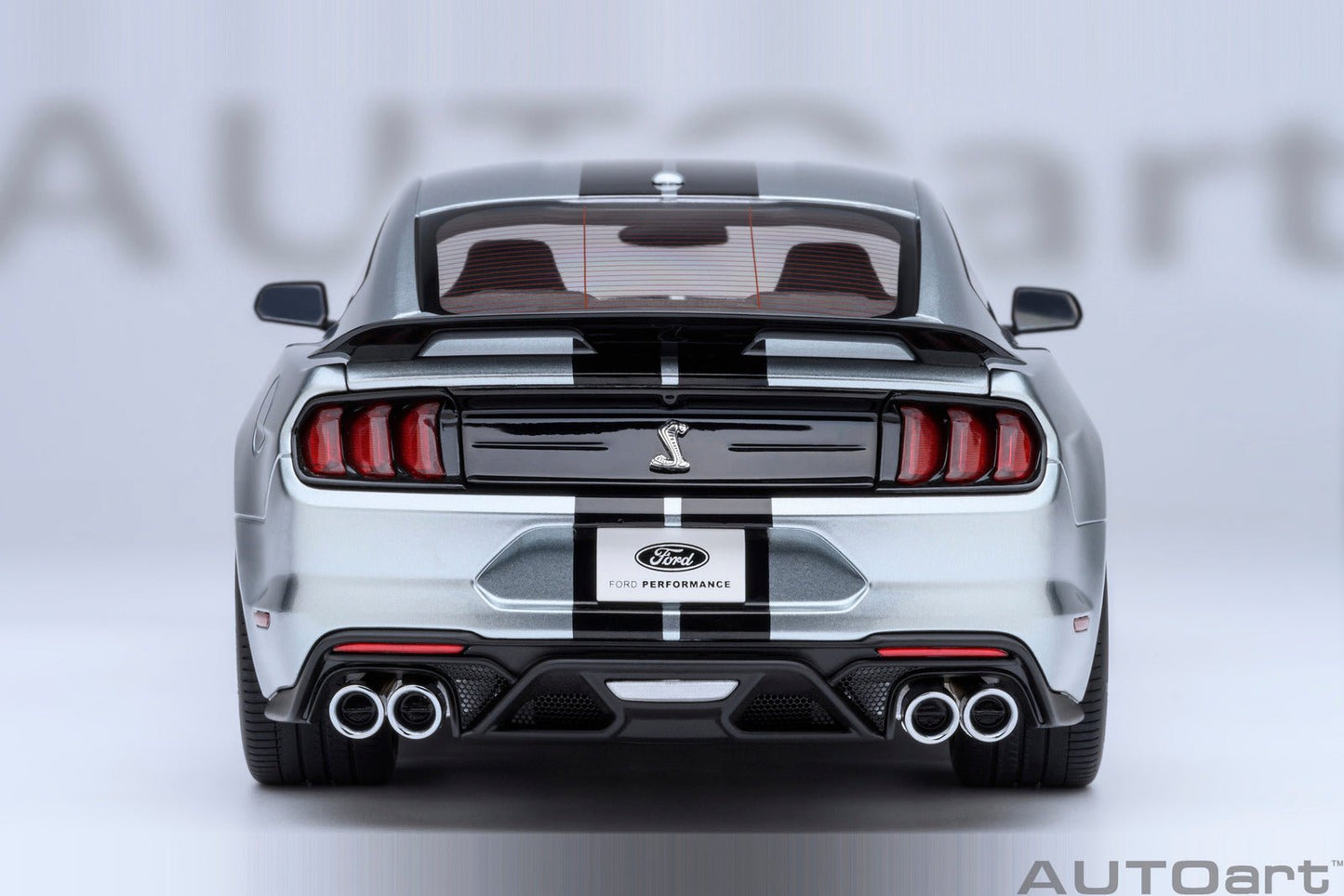 AutoArt Ford Shelby Mustang GT500 (Iconic Silver) 1:18 Modell