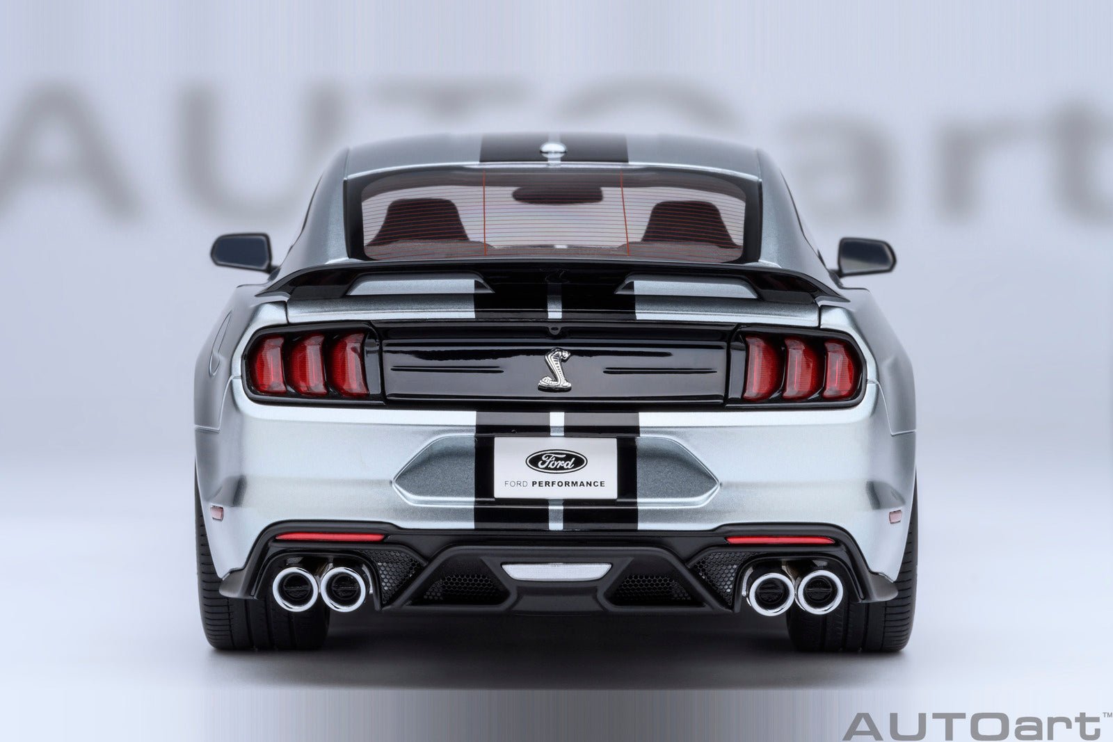 AutoArt Ford Shelby Mustang GT500 (Iconic Silver) 1:18 Modell