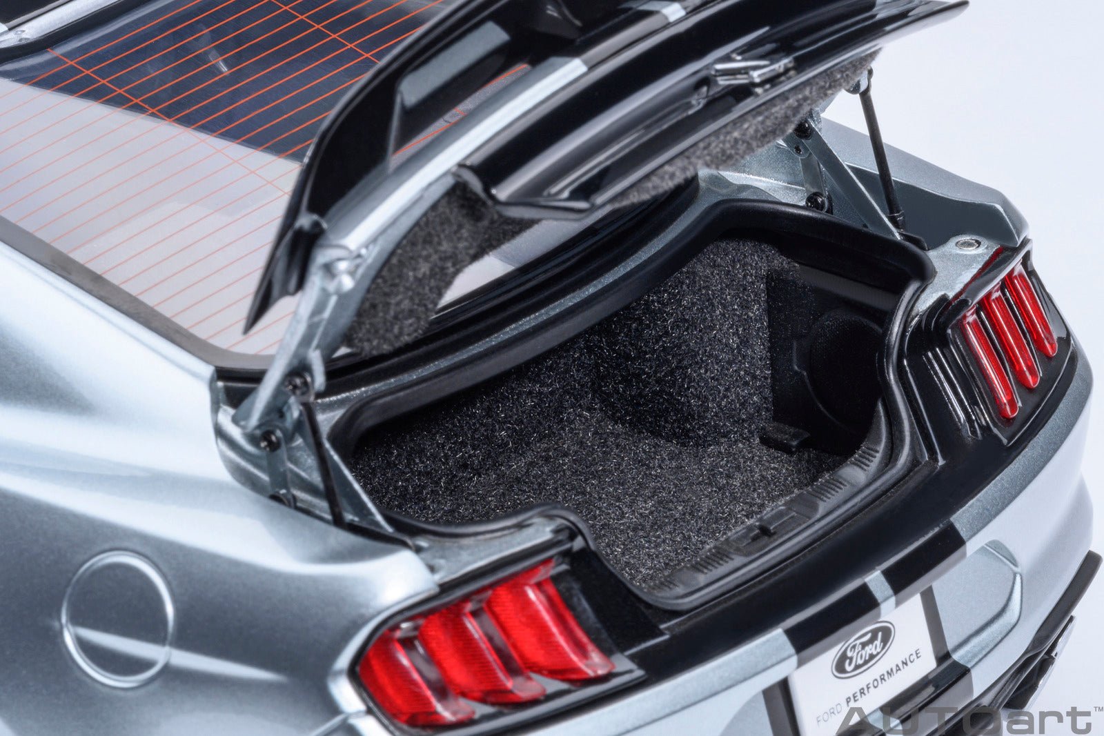 AutoArt Ford Shelby Mustang GT500 (Iconic Silver) 1:18 Modell