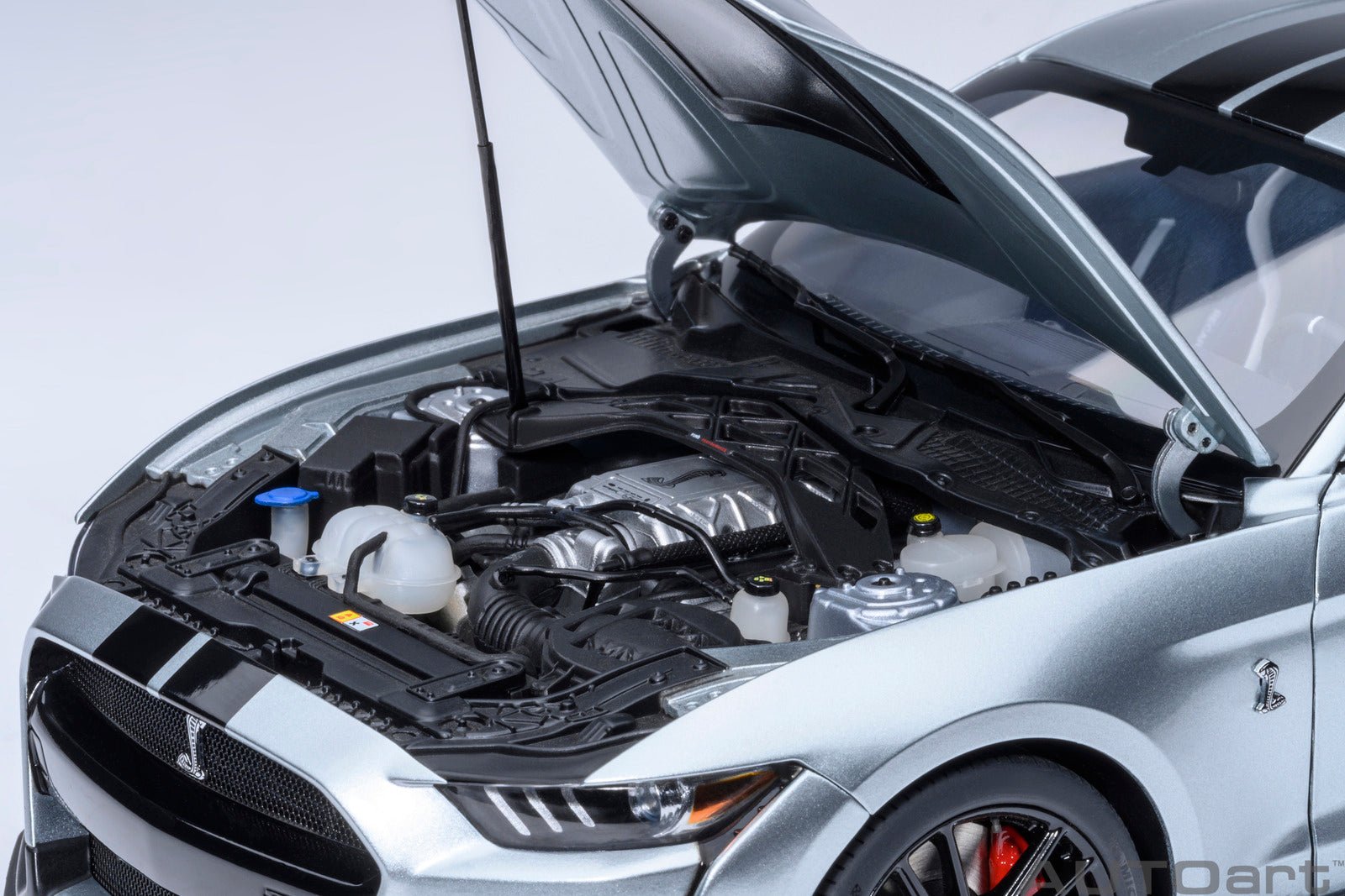 AutoArt Ford Shelby Mustang GT500 (Iconic Silver) 1:18 Modell