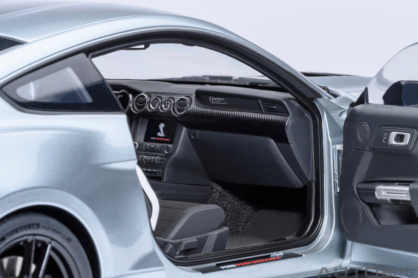 AutoArt Ford Shelby Mustang GT500 (Iconic Silver) 1:18 Modell