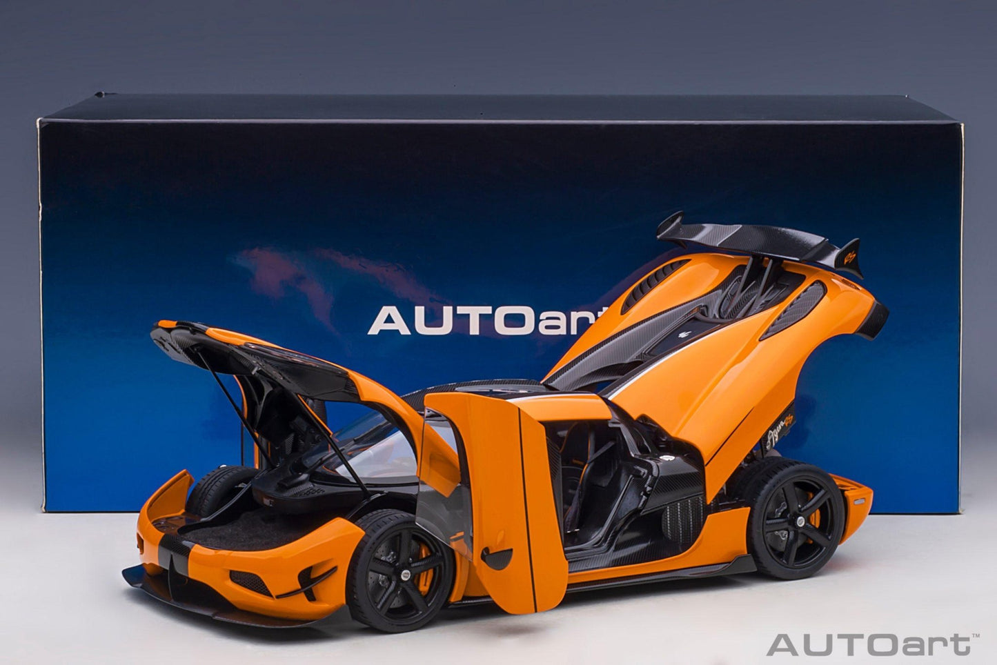 AutoArt Koenigsegg Agera RS - Cone Orange / Carbon with Black accents 1:18 Modell - Artexio