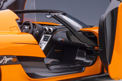 AutoArt Koenigsegg Agera RS - Cone Orange / Carbon with Black accents 1:18 Modell - Artexio