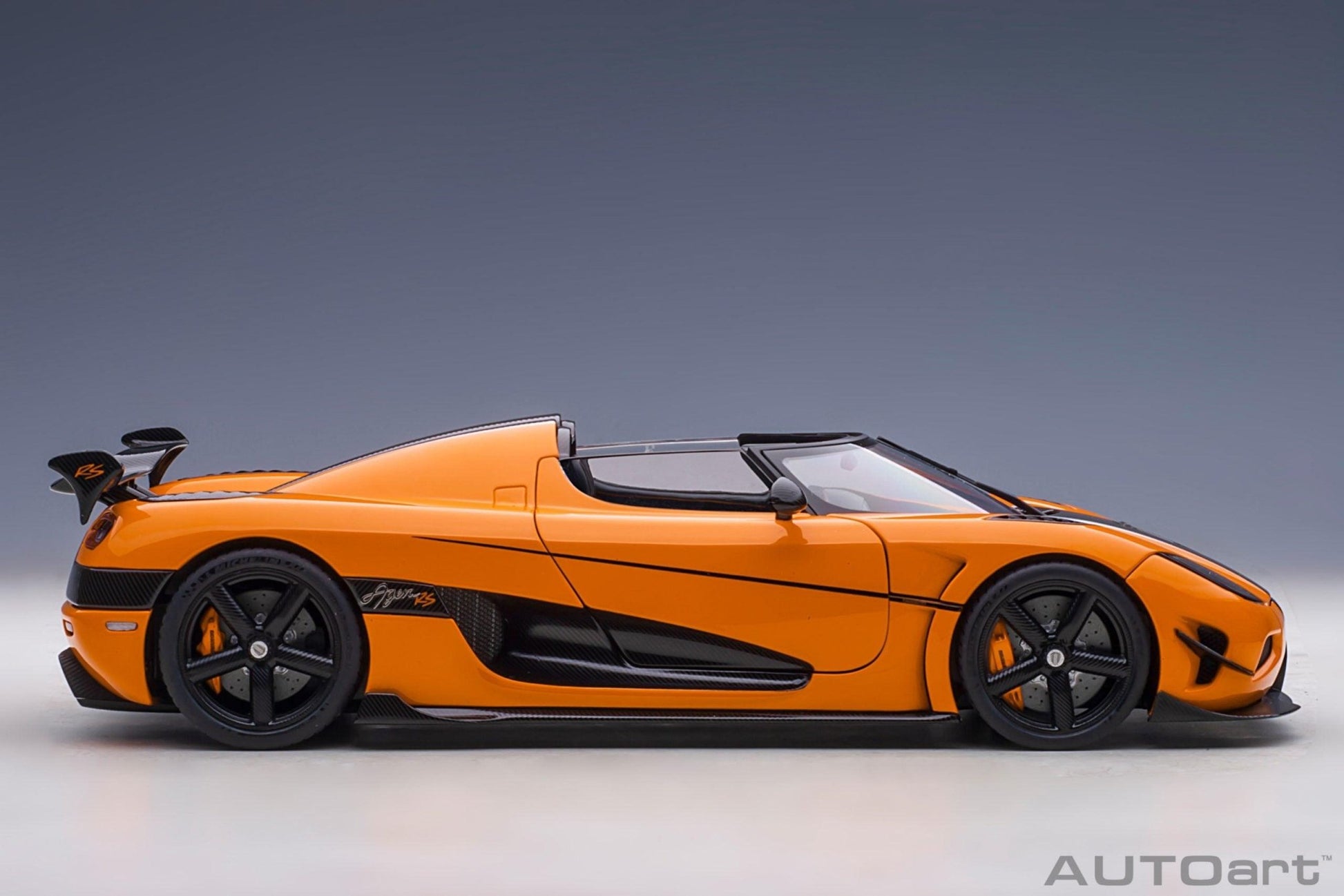 AutoArt Koenigsegg Agera RS - Cone Orange / Carbon with Black accents 1:18 Modell - Artexio