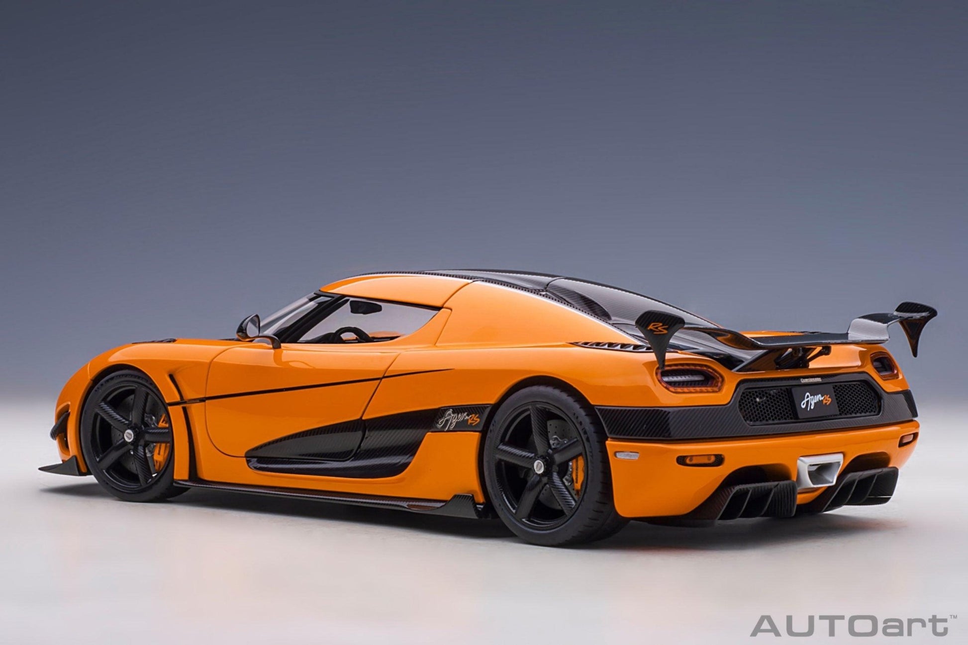 AutoArt Koenigsegg Agera RS - Cone Orange / Carbon with Black accents 1:18 Modell - Artexio