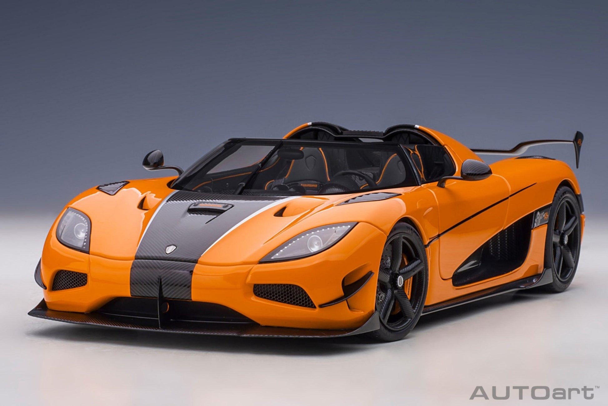 AutoArt Koenigsegg Agera RS - Cone Orange / Carbon with Black accents 1:18 Modell - Artexio