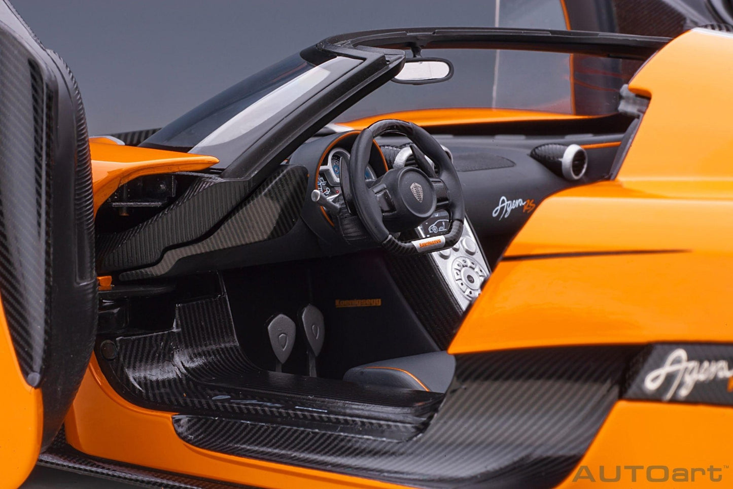 AutoArt Koenigsegg Agera RS - Cone Orange / Carbon with Black accents 1:18 Modell - Artexio