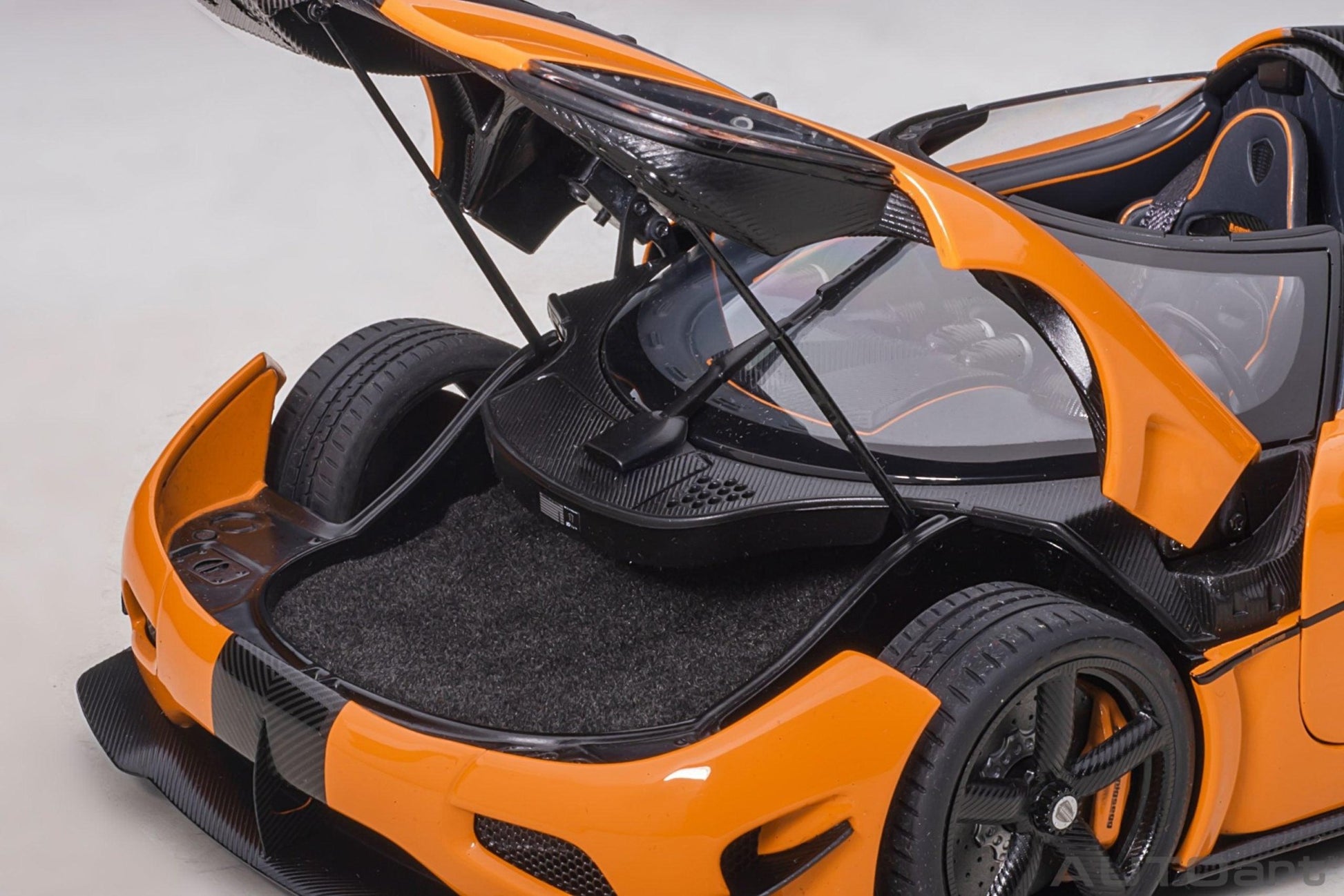 AutoArt Koenigsegg Agera RS - Cone Orange / Carbon with Black accents 1:18 Modell - Artexio