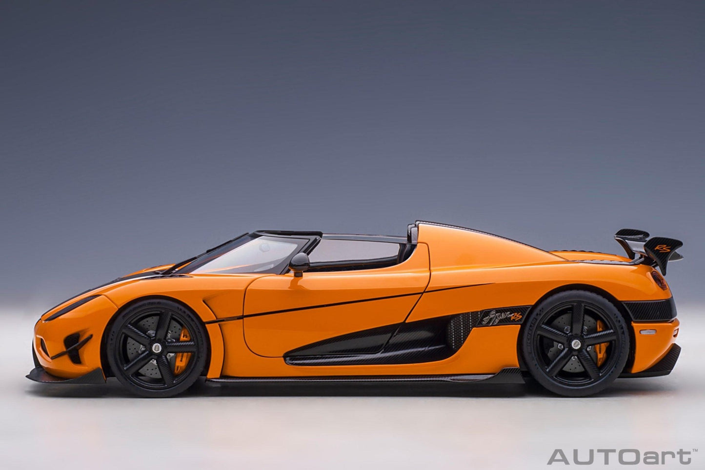 AutoArt Koenigsegg Agera RS - Cone Orange / Carbon with Black accents 1:18 Modell - Artexio