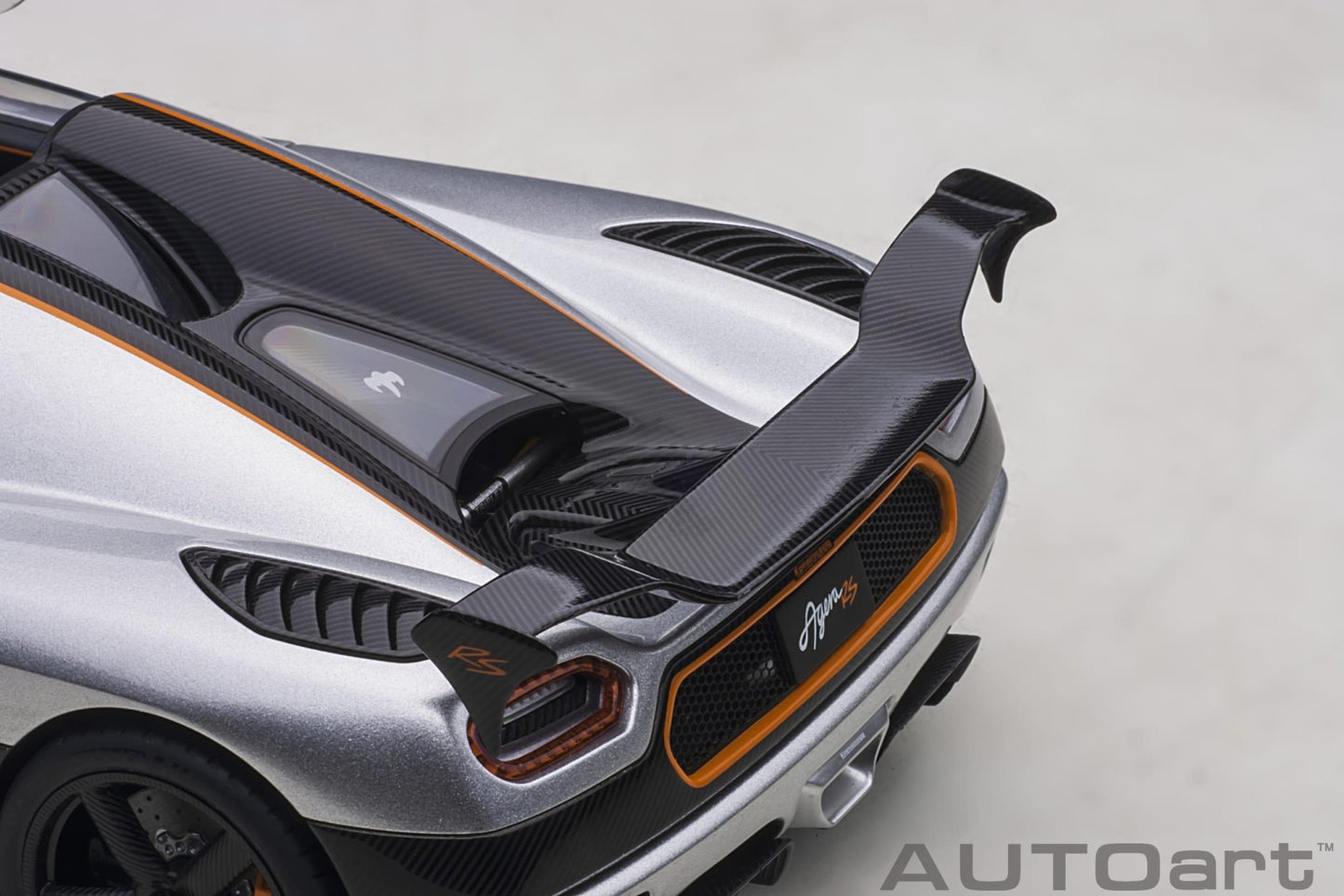 AutoArt Koenigsegg Agera RS - Moon Silver / Carbon with Orange Accents 1:18 Modell - Artexio