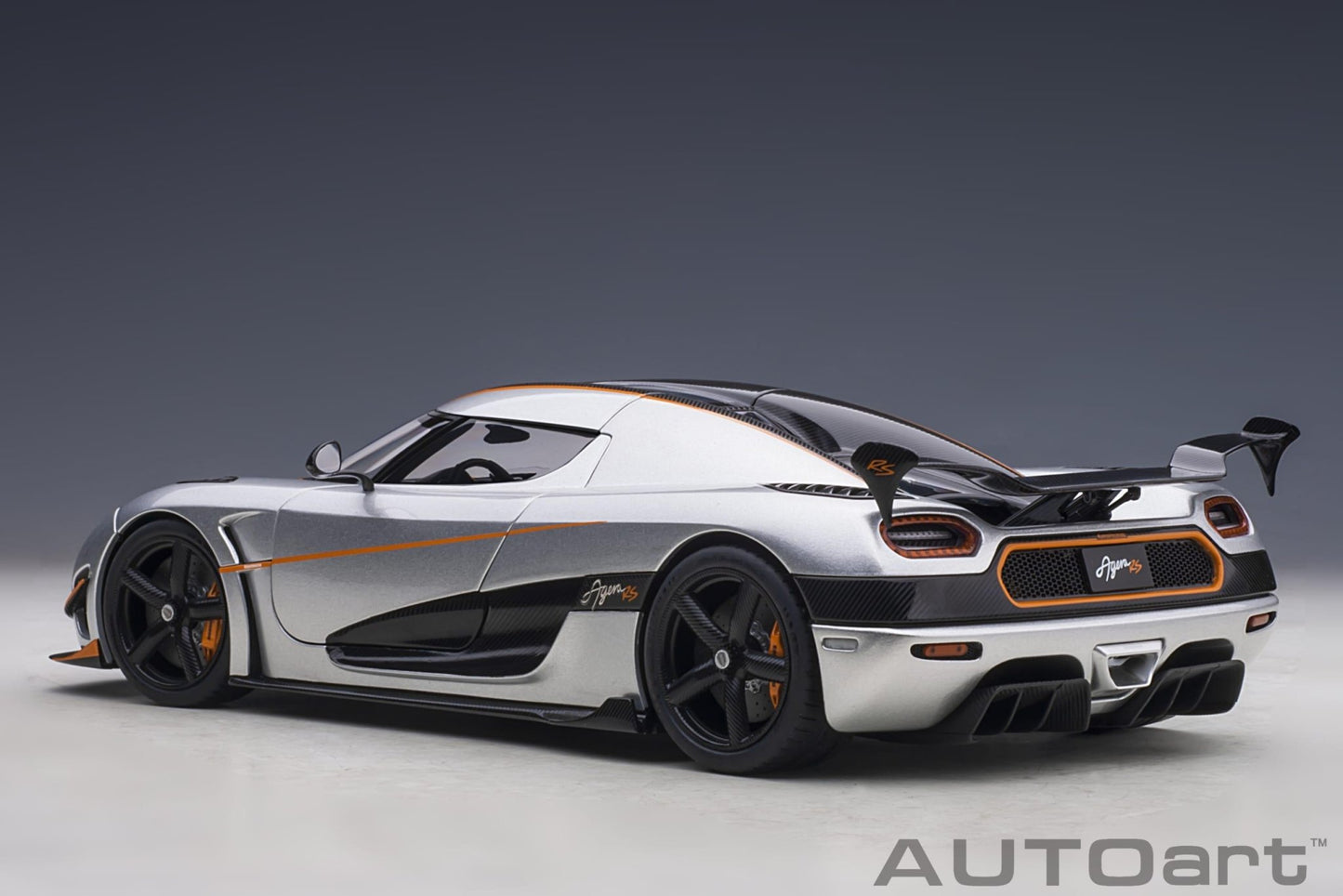 AutoArt Koenigsegg Agera RS - Moon Silver / Carbon with Orange Accents 1:18 Modell - Artexio