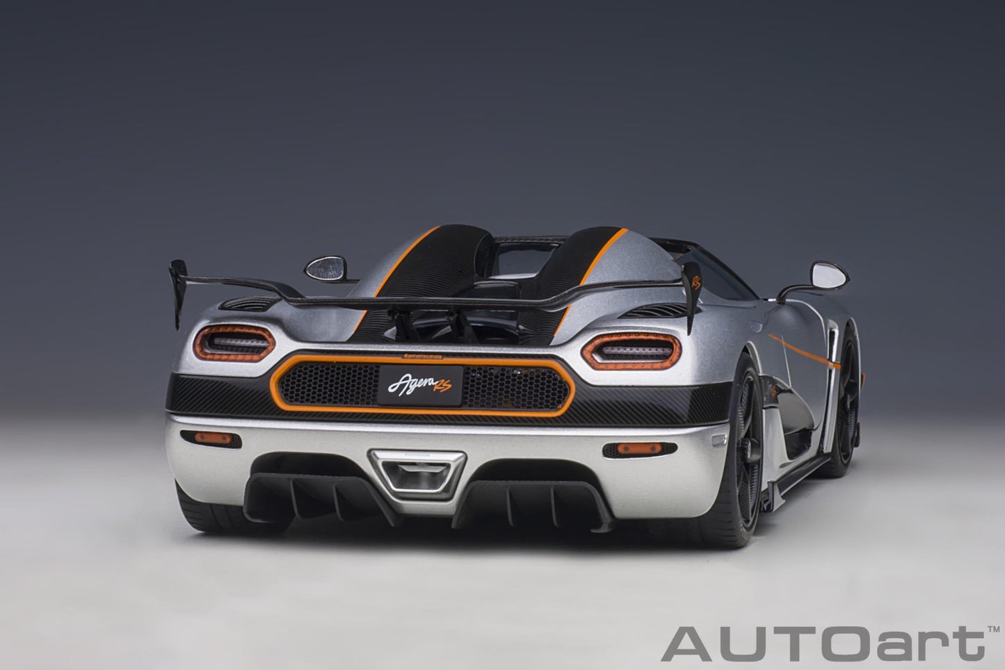 AutoArt Koenigsegg Agera RS - Moon Silver / Carbon with Orange Accents 1:18 Modell - Artexio