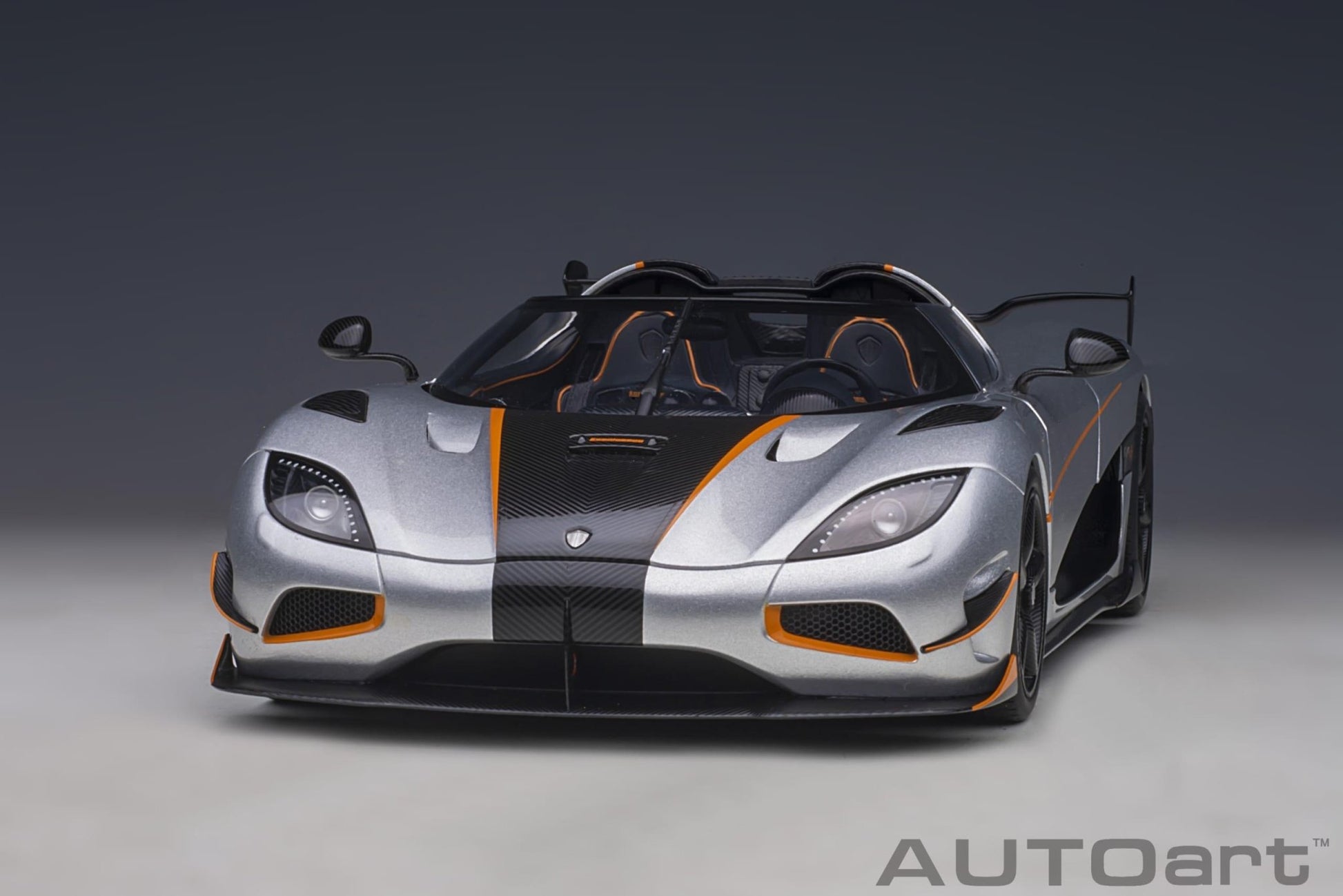 AutoArt Koenigsegg Agera RS - Moon Silver / Carbon with Orange Accents 1:18 Modell - Artexio