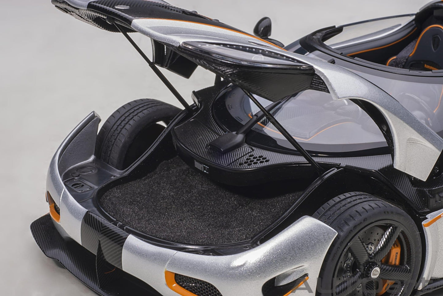 AutoArt Koenigsegg Agera RS - Moon Silver / Carbon with Orange Accents 1:18 Modell - Artexio