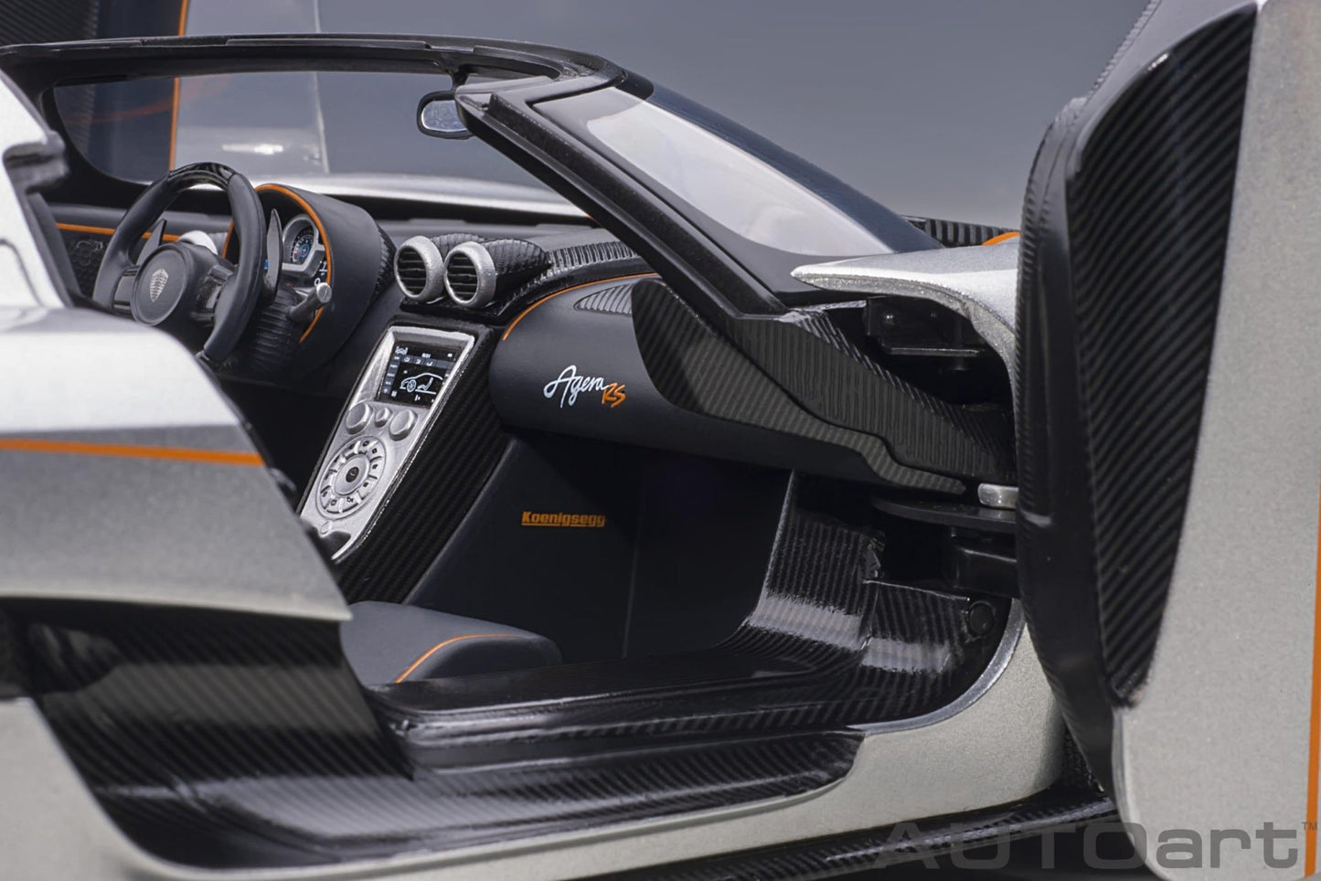 AutoArt Koenigsegg Agera RS - Moon Silver / Carbon with Orange Accents 1:18 Modell - Artexio