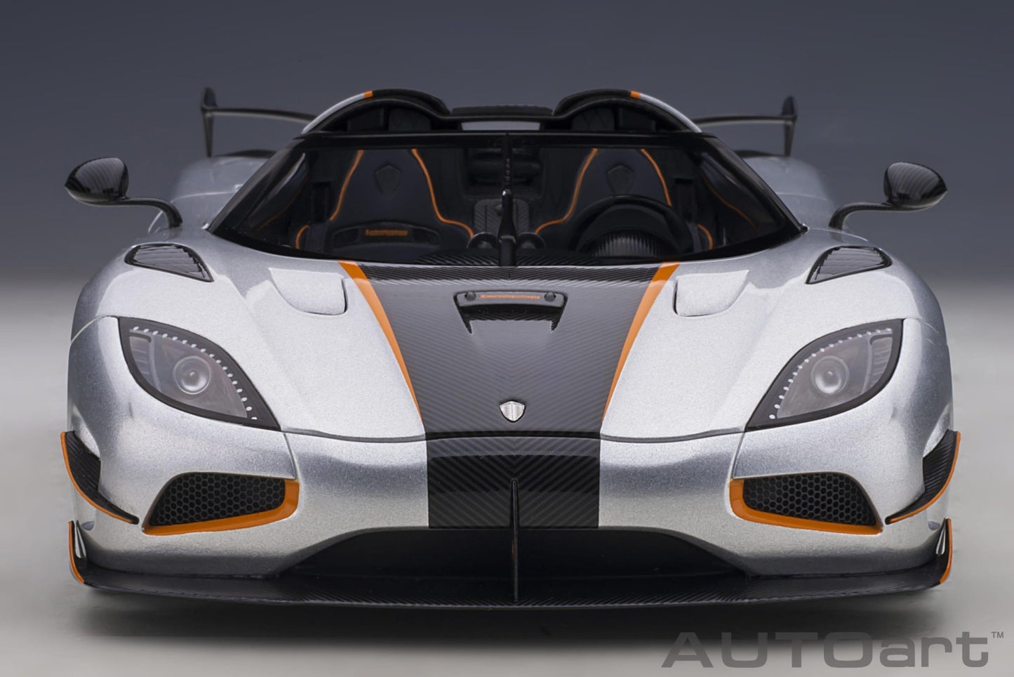 AutoArt Koenigsegg Agera RS - Moon Silver / Carbon with Orange Accents 1:18 Modell - Artexio