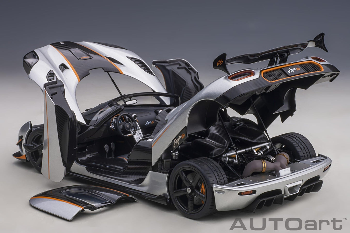 AutoArt Koenigsegg Agera RS - Moon Silver / Carbon with Orange Accents 1:18 Modell - Artexio