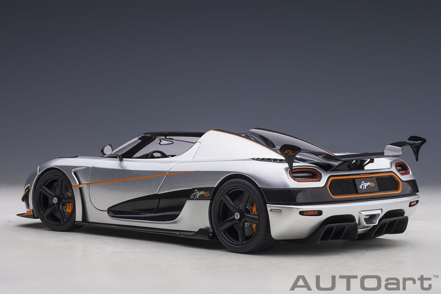 AutoArt Koenigsegg Agera RS - Moon Silver / Carbon with Orange Accents 1:18 Modell - Artexio