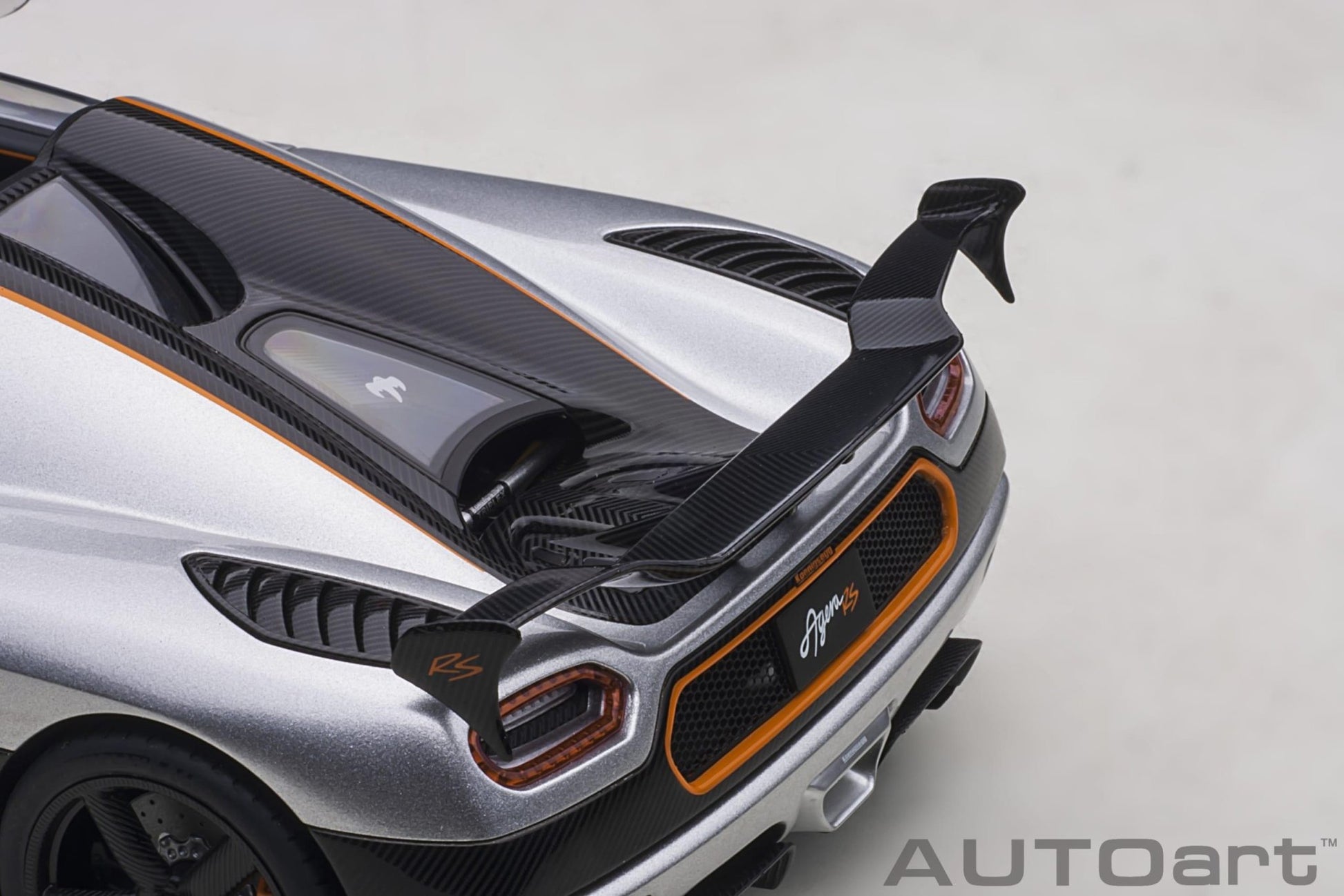 AutoArt Koenigsegg Agera RS - Moon Silver / Carbon with Orange Accents 1:18 Modell - Artexio