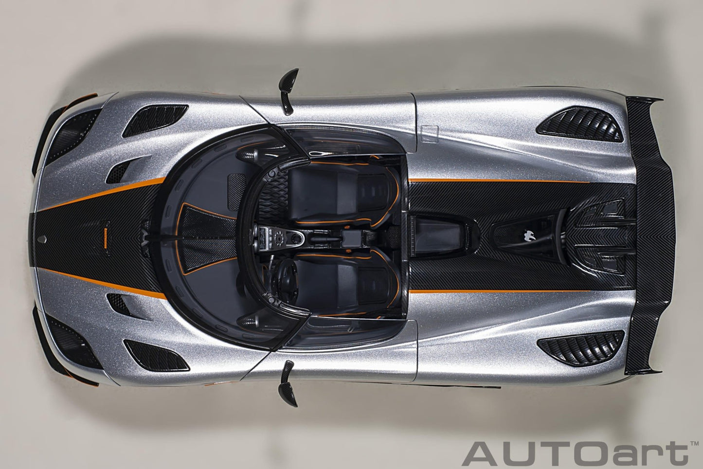 AutoArt Koenigsegg Agera RS - Moon Silver / Carbon with Orange Accents 1:18 Modell - Artexio