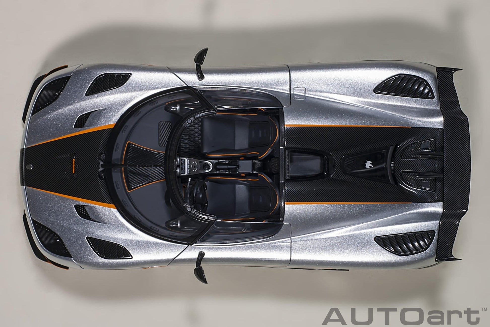 AutoArt Koenigsegg Agera RS - Moon Silver / Carbon with Orange Accents 1:18 Modell - Artexio