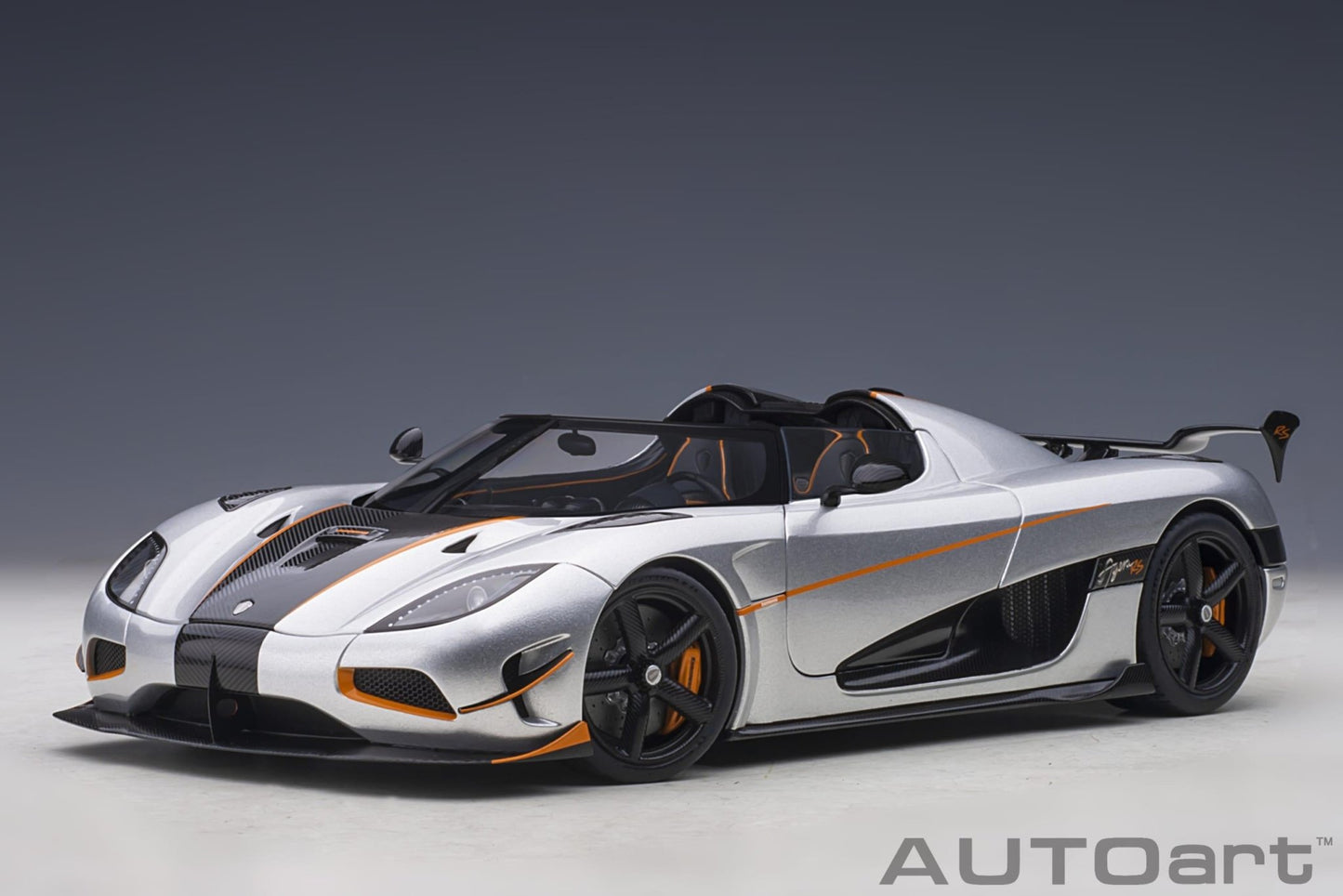 AutoArt Koenigsegg Agera RS - Moon Silver / Carbon with Orange Accents 1:18 Modell - Artexio