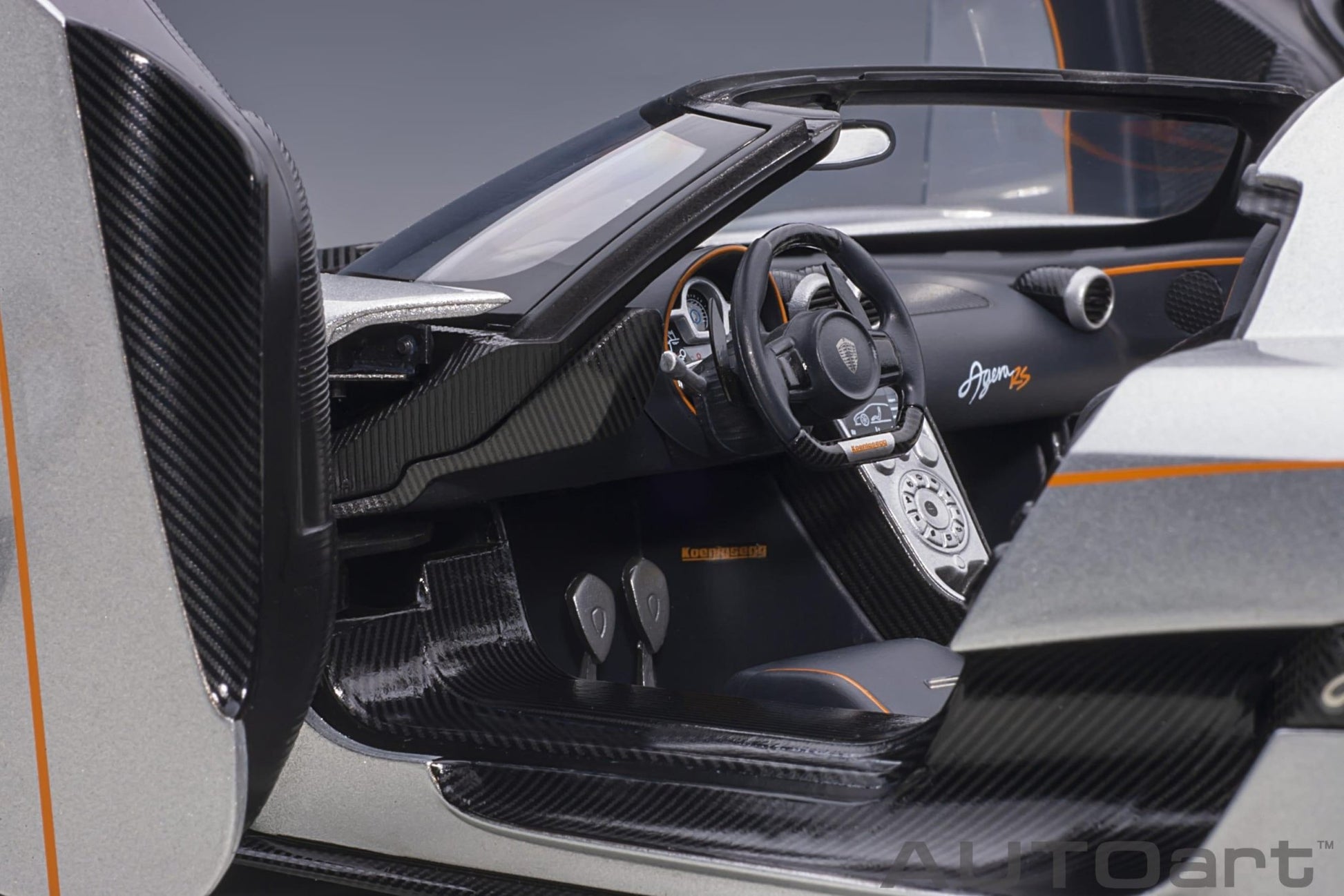 AutoArt Koenigsegg Agera RS - Moon Silver / Carbon with Orange Accents 1:18 Modell - Artexio