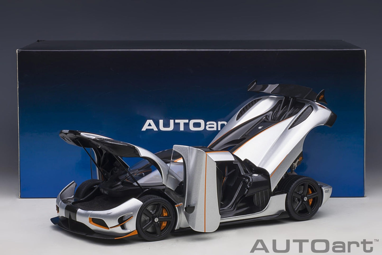 AutoArt Koenigsegg Agera RS - Moon Silver / Carbon with Orange Accents 1:18 Modell - Artexio