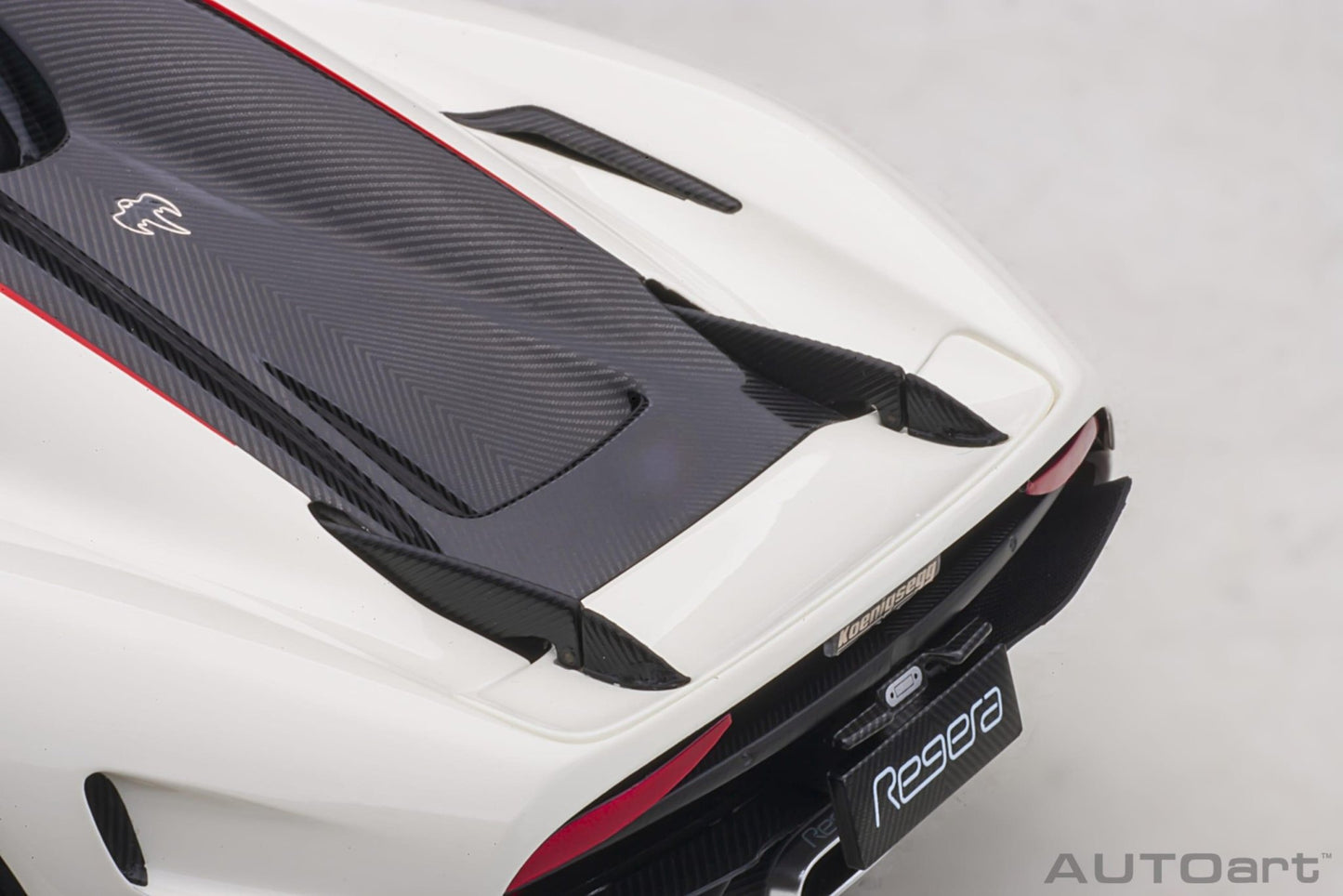 AutoArt Koenigsegg Regera - Arctic White/Carbon with Red accents 1:18 Modell - Artexio