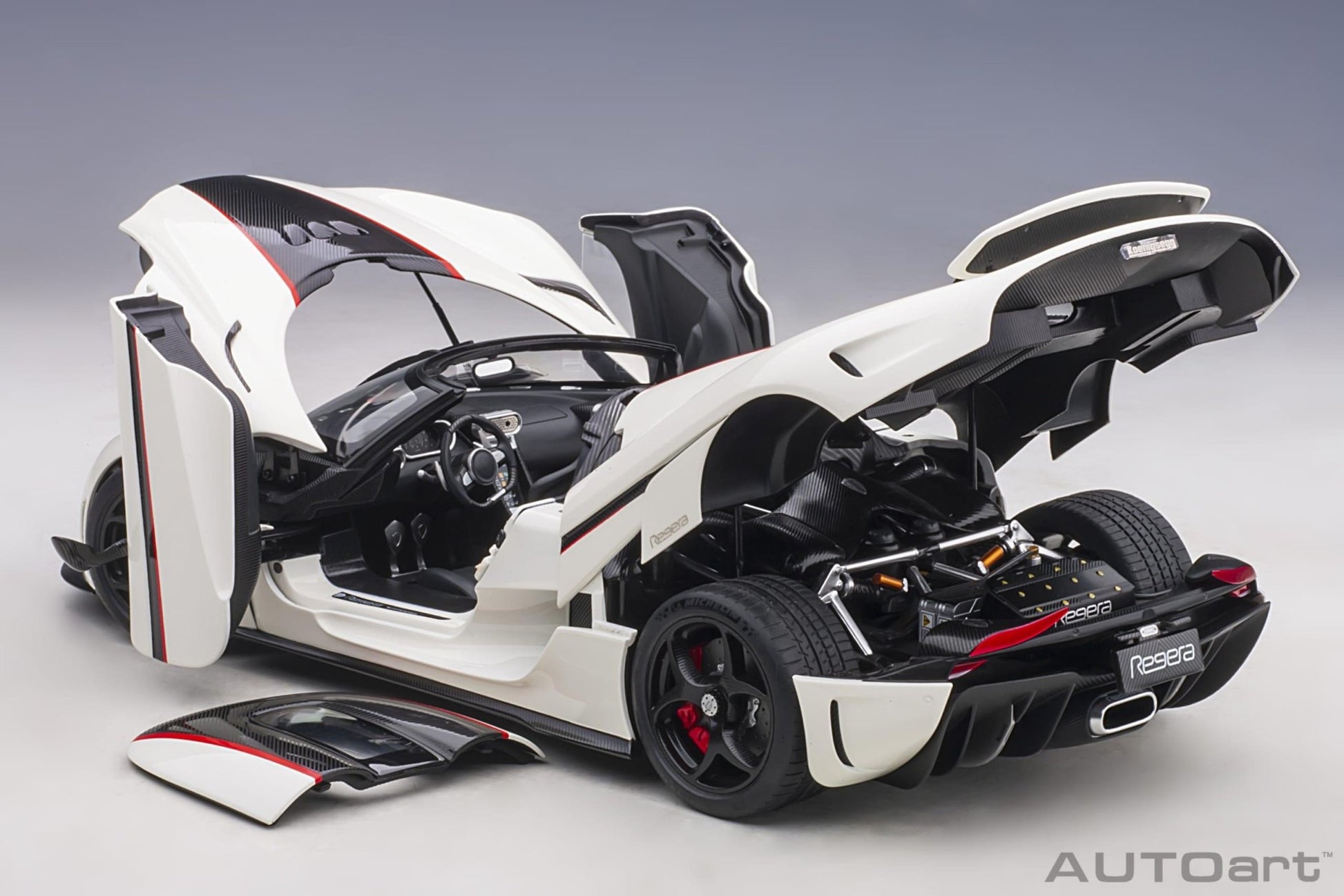 AutoArt Koenigsegg Regera - Arctic White/Carbon with Red accents 1:18 Modell - Artexio