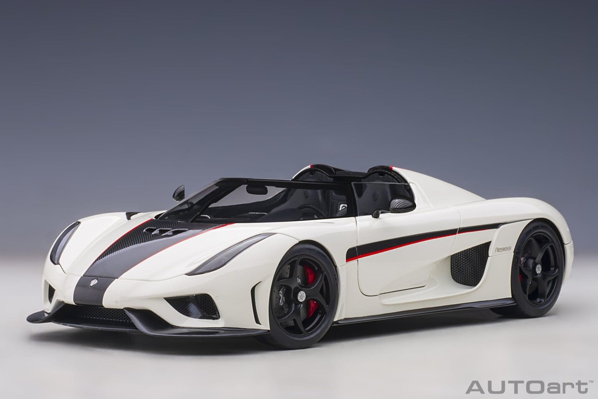 AutoArt Koenigsegg Regera - Arctic White/Carbon with Red accents 1:18 Modell - Artexio