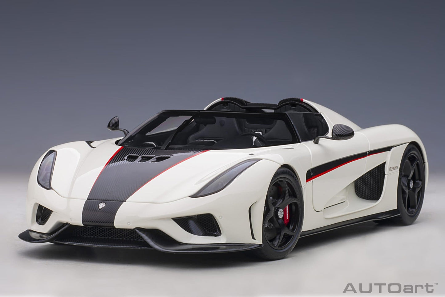 AutoArt Koenigsegg Regera - Arctic White/Carbon with Red accents 1:18 Modell - Artexio