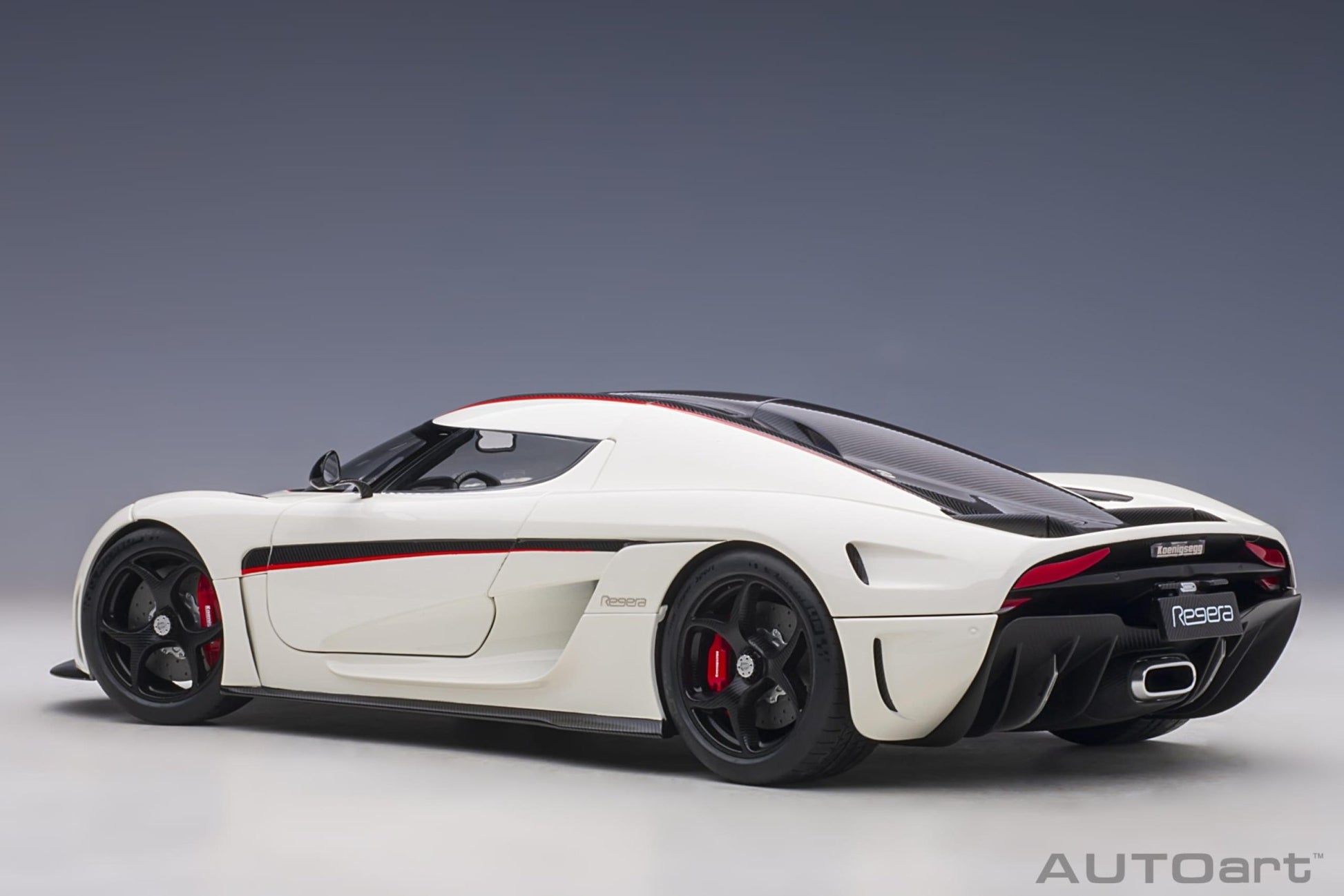 AutoArt Koenigsegg Regera - Arctic White/Carbon with Red accents 1:18 Modell - Artexio