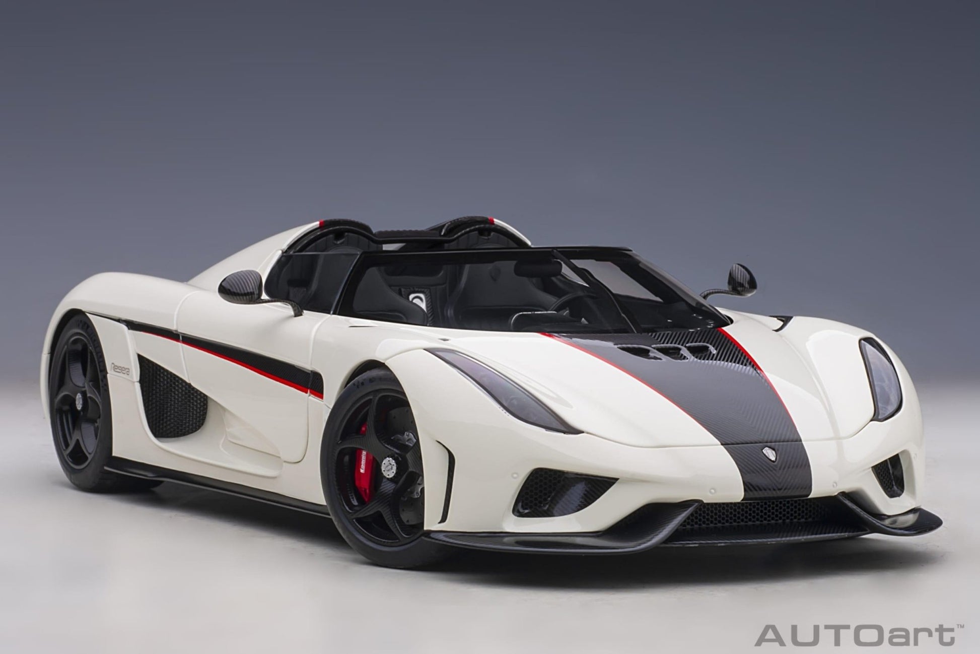 AutoArt Koenigsegg Regera - Arctic White/Carbon with Red accents 1:18 Modell - Artexio