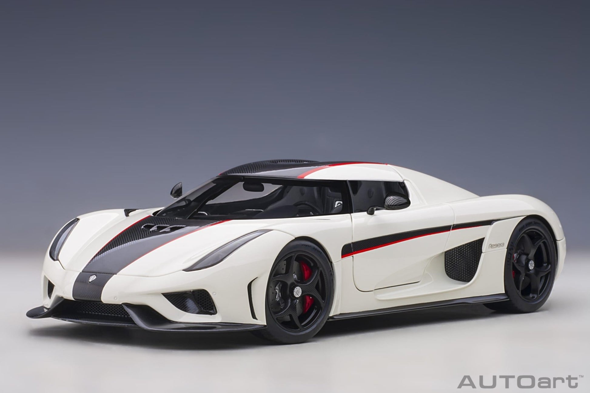 AutoArt Koenigsegg Regera - Arctic White/Carbon with Red accents 1:18 Modell - Artexio