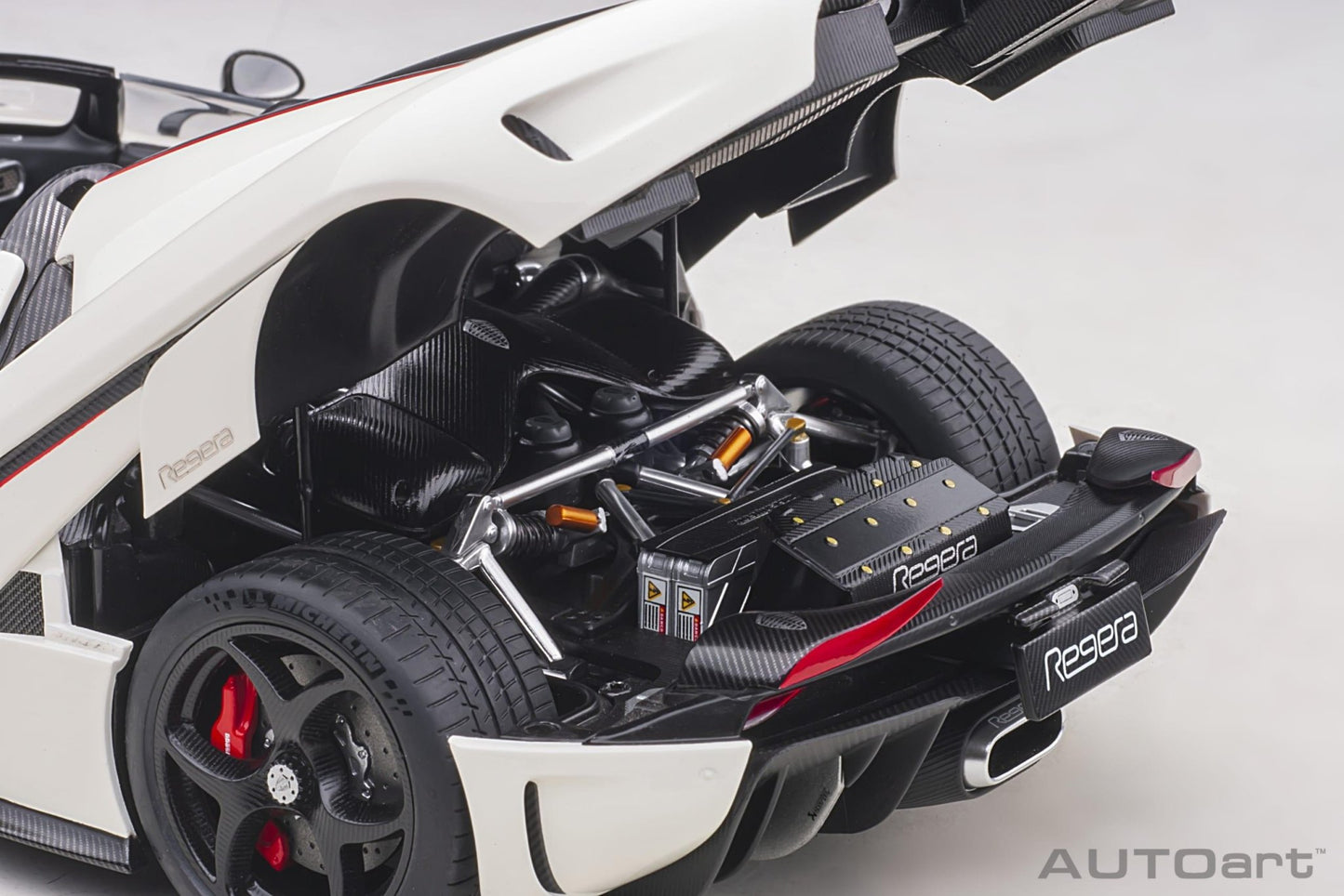 AutoArt Koenigsegg Regera - Arctic White/Carbon with Red accents 1:18 Modell - Artexio