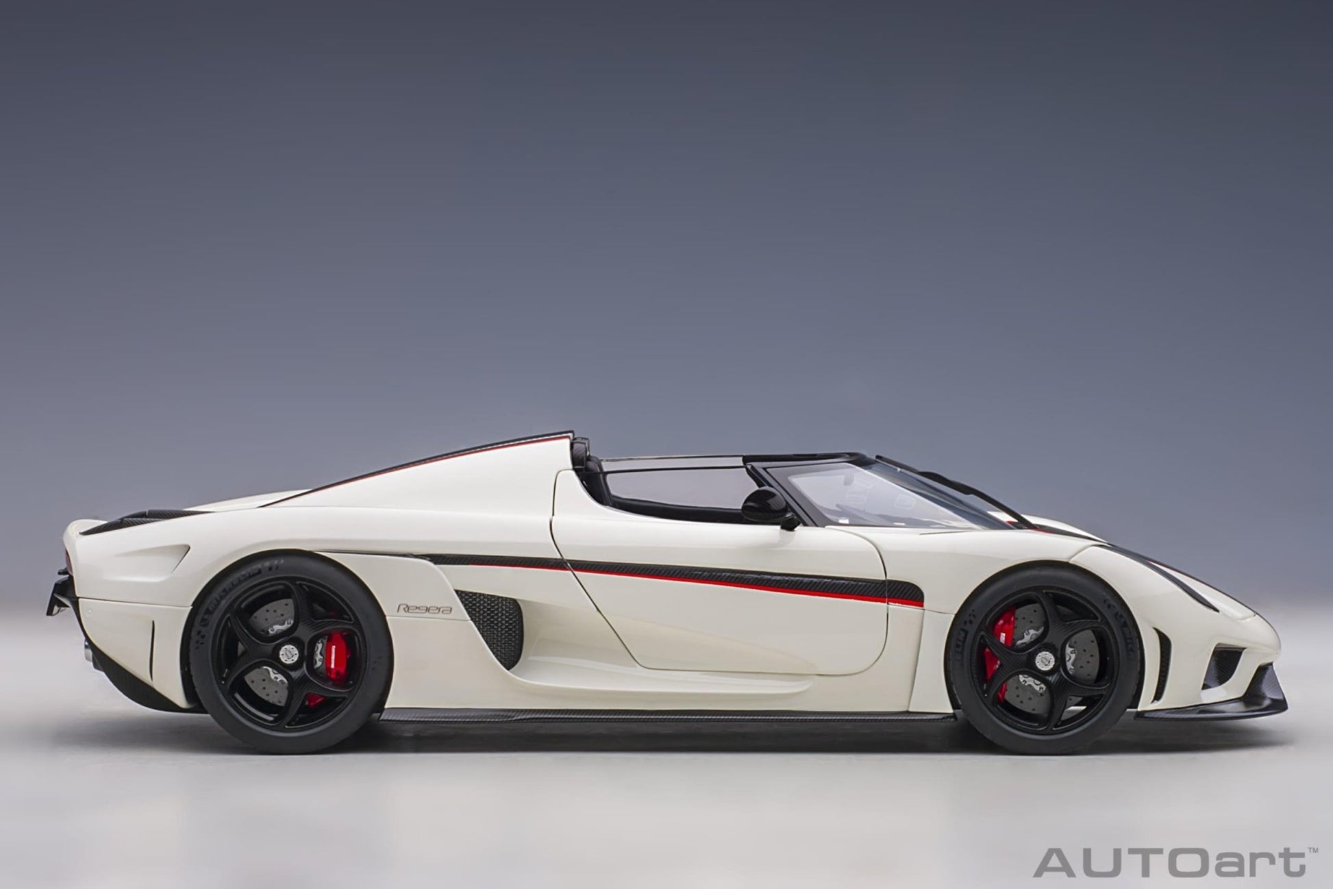 AutoArt Koenigsegg Regera - Arctic White/Carbon with Red accents 1:18 Modell - Artexio