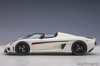 AutoArt Koenigsegg Regera - Arctic White/Carbon with Red accents 1:18 Modell - Artexio