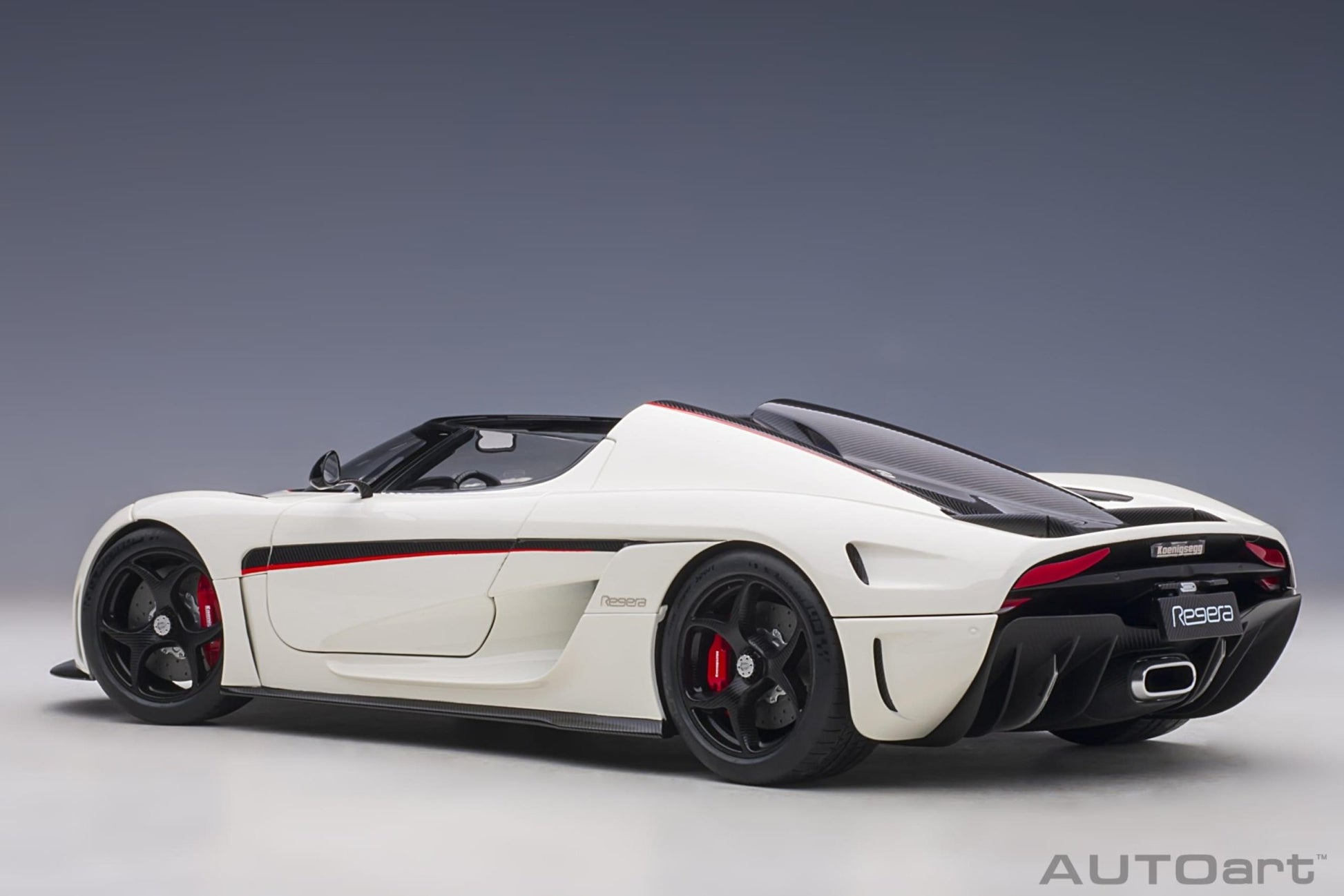 AutoArt Koenigsegg Regera - Arctic White/Carbon with Red accents 1:18 Modell - Artexio