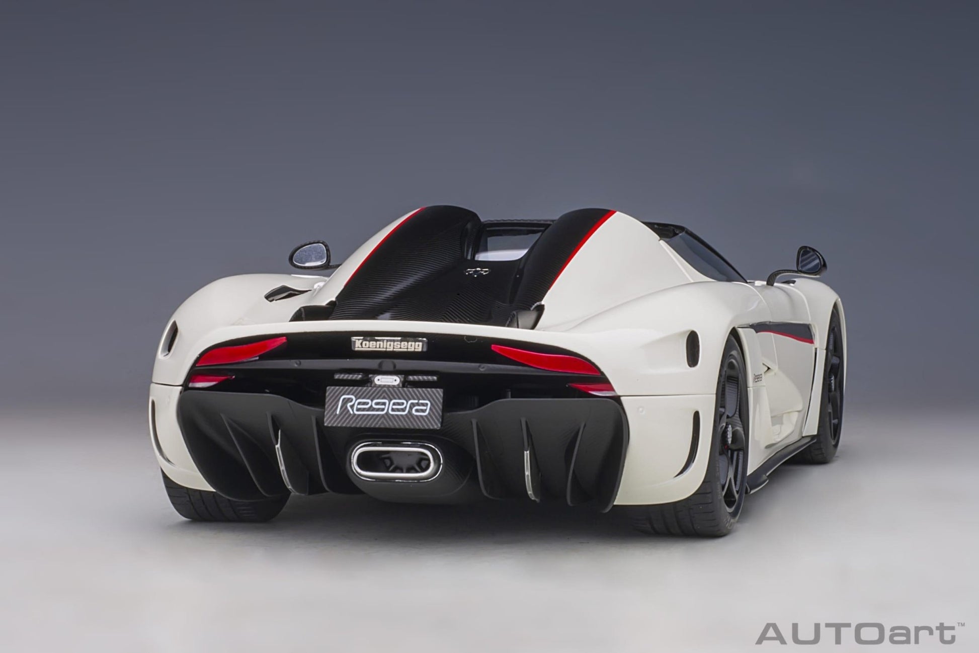 AutoArt Koenigsegg Regera - Arctic White/Carbon with Red accents 1:18 Modell - Artexio