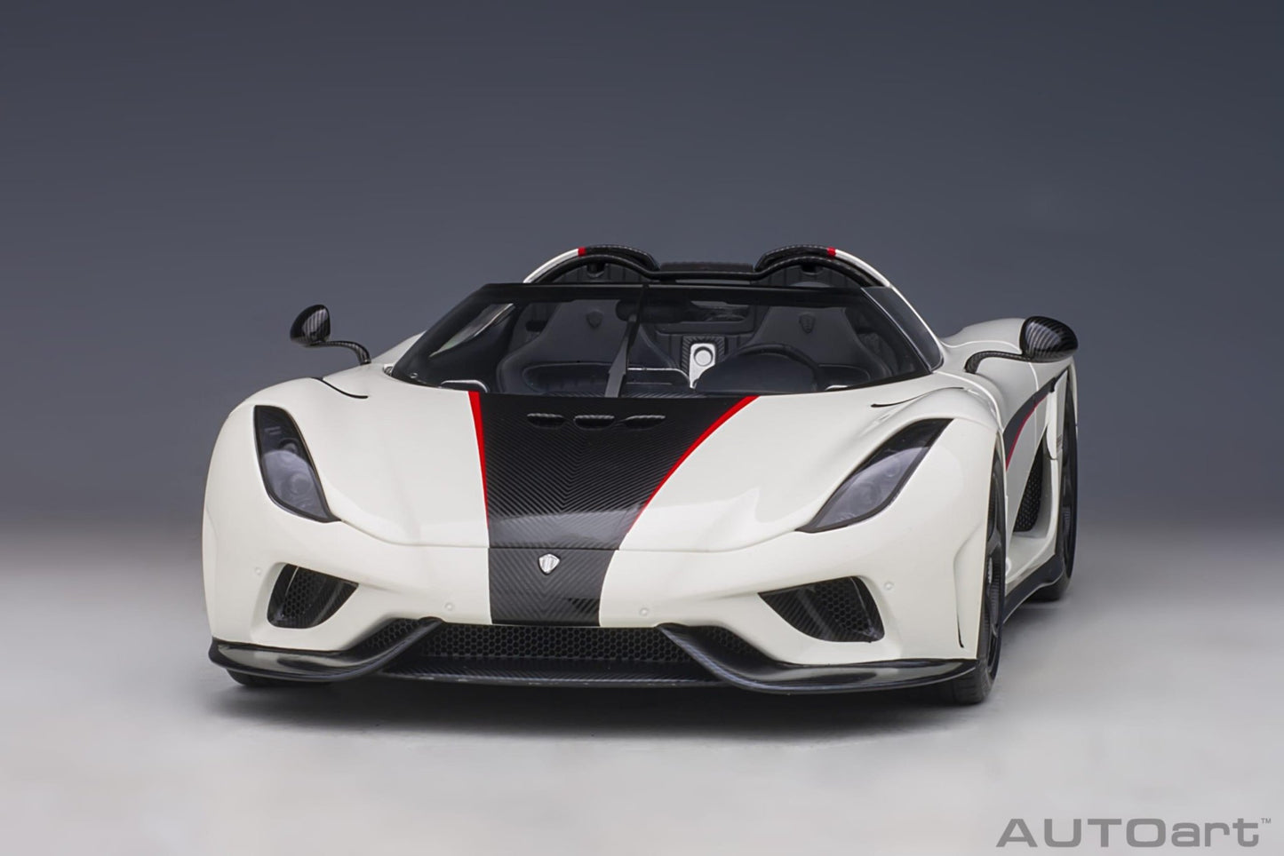 AutoArt Koenigsegg Regera - Arctic White/Carbon with Red accents 1:18 Modell - Artexio