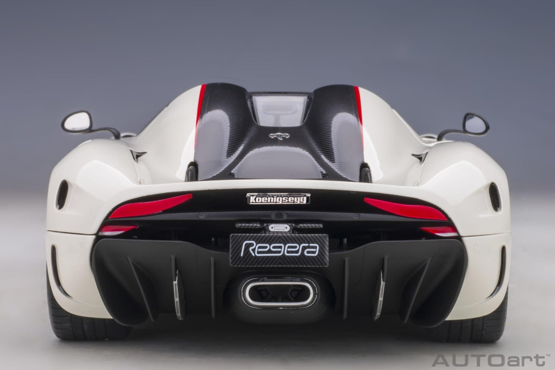 AutoArt Koenigsegg Regera - Arctic White/Carbon with Red accents 1:18 Modell - Artexio