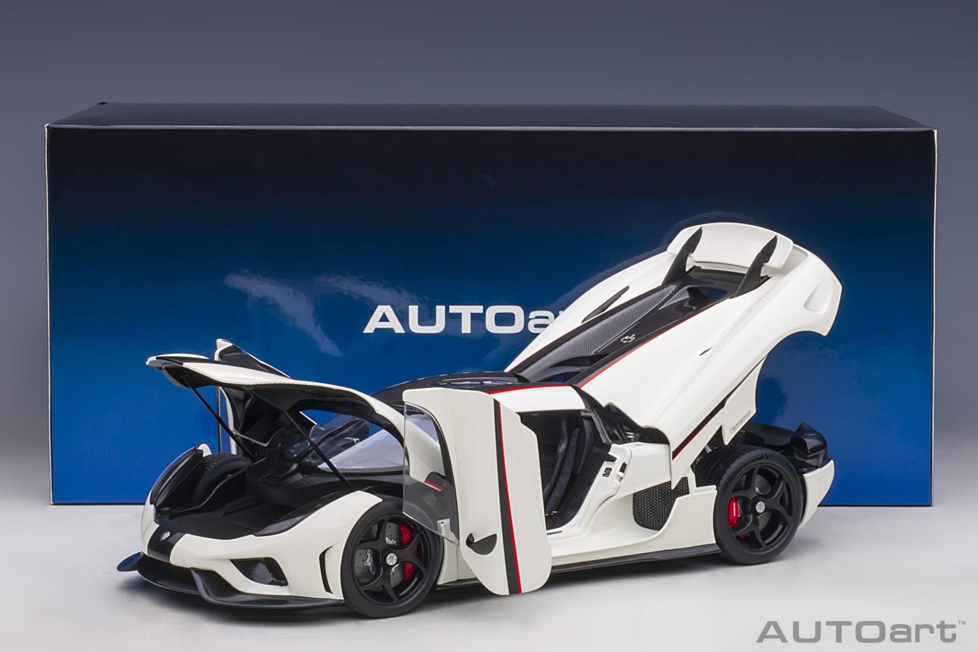 AutoArt Koenigsegg Regera - Arctic White/Carbon with Red accents 1:18 Modell - Artexio